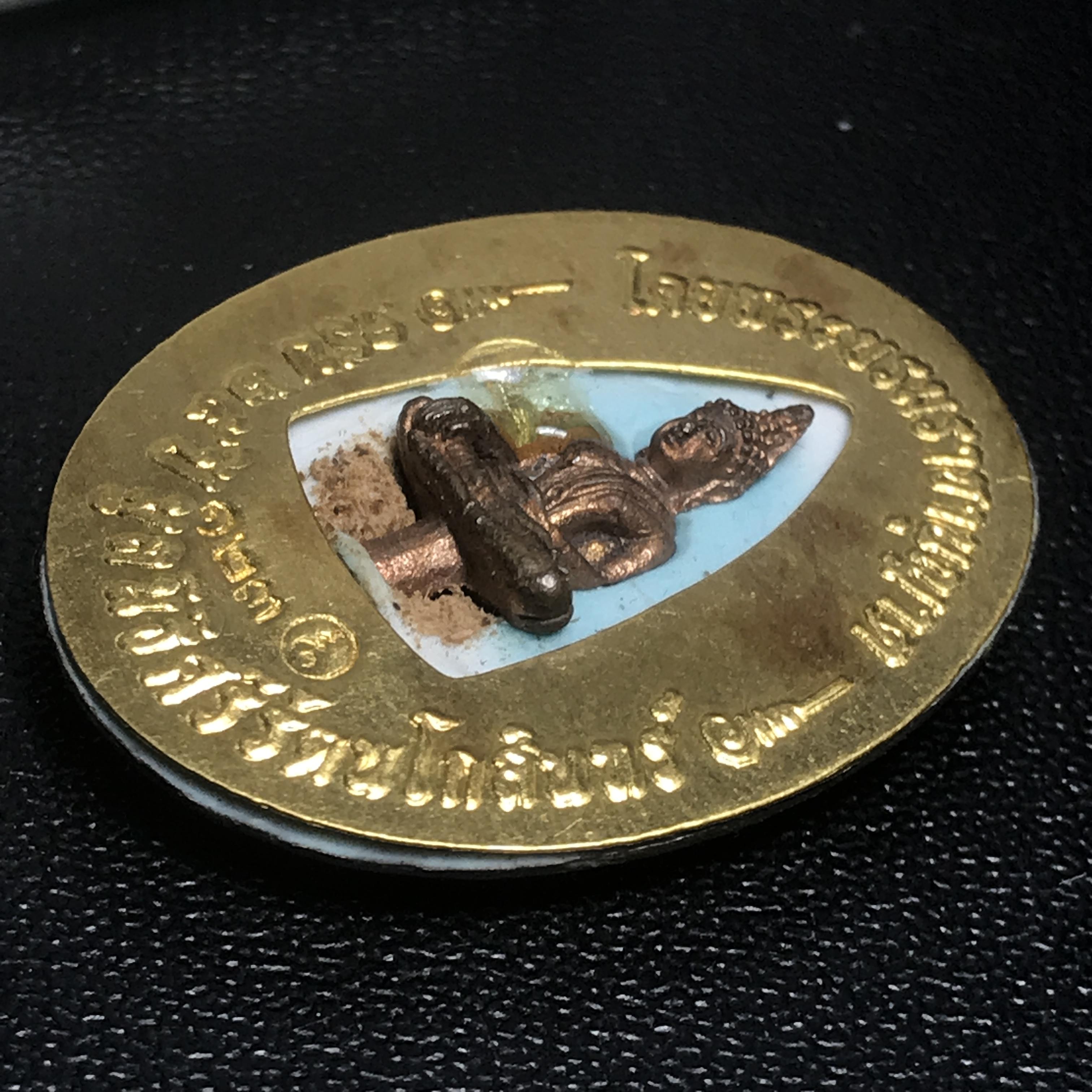 ล็อกเกตในหลวงรัชกาลที่9 ที่ระลึกครบ 25 ปี มูลนิธิศรีรัตนโกสินทร์ วัดสุทธาราม พ.ศ. 2550 พิมพ์ทรงวงรีรูปไข่เล็ก ฉากสีทอง หลังปิดแผ่นทองคำ ฝังพระยอดธง บรรจุมวลสารจิตรลดาและเกศาในหลวง ร.9 (หมายเลข 123)(นัมเบอร์สวยเลขเรียง)(นิยมหายากสุด)(1 ใน 422 องค์)