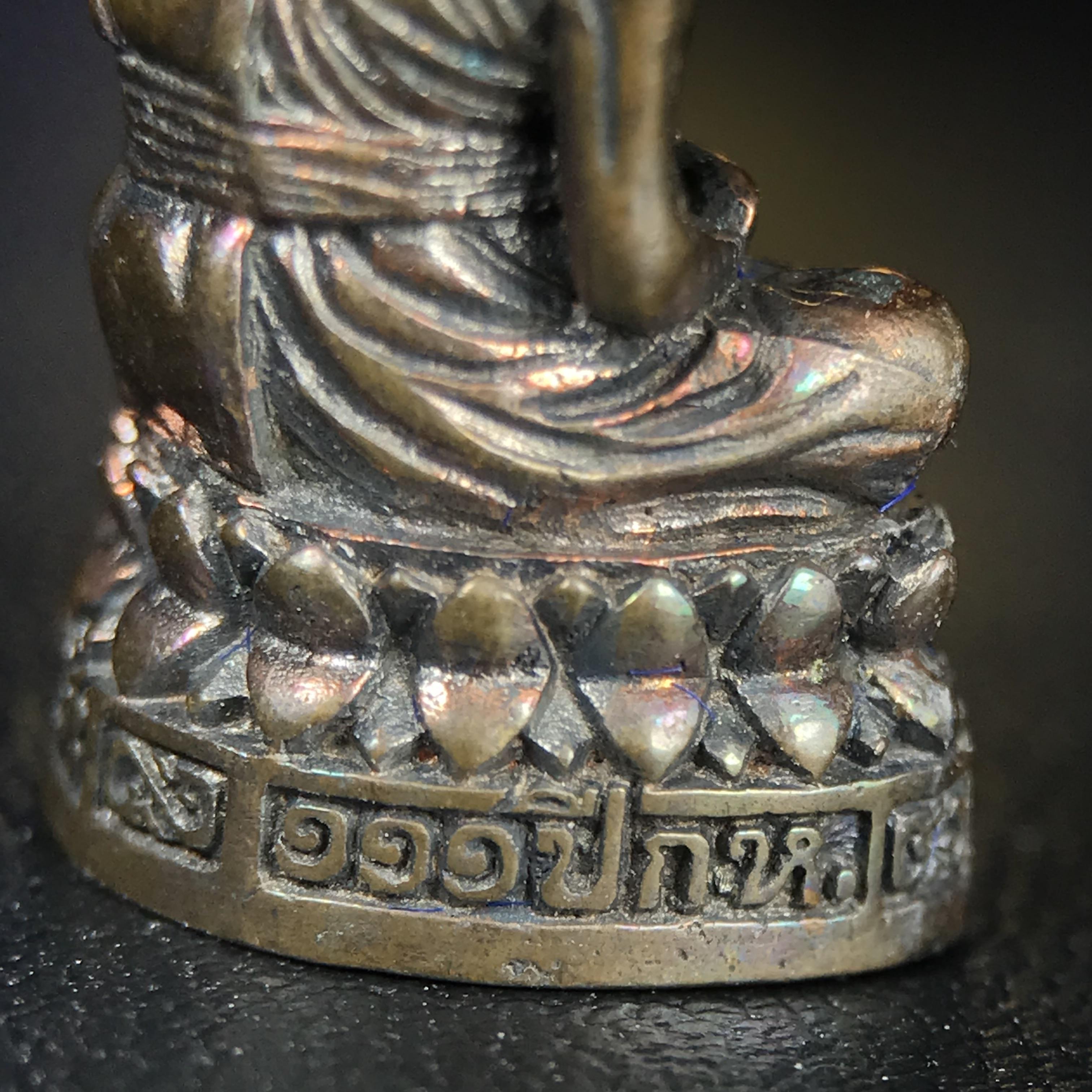 รูปเหมือนหล่อลอยองค์หลวงปู่ทวด รุ่น 111ปี กระทรวงกลาโหม เนื้อนวโลหะรมดำ-ปัดเงา ปี2540 พิธีใหญ่ เข้มขลัง นิยม พร้อมกล่องบรรจุเดิม(คัดสภาพสวยผิวเทพๆผิวรุ้งๆ)ทั้งพิธีทั้งพุทธศิลป์ทรงคุณค่าอีกหนึ่งรุ่นยอดนิยม