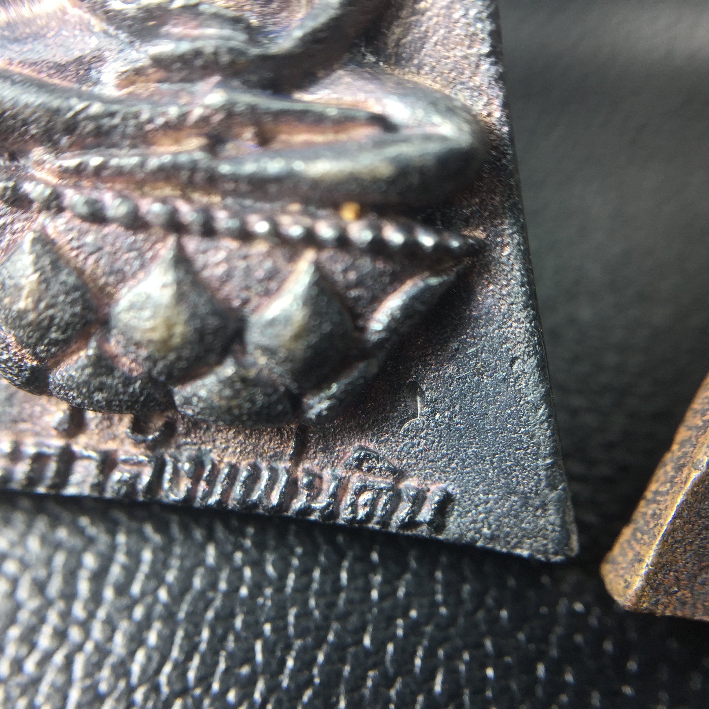 พระกำลังแผ่นดิน (สมเด็จจิตรลดา2) จัดสร้างเฉลิมพระเกียรติ ร.9 ครองราชย์ 50 ปี 2539 เนื้อเงิน(ผิวเดิมกลับดำ รุ้งๆสวย)+เนื้อนวโลหะ(สร้างน้อยหายาก)พร้อมกล่องบรรจุเดิมครบสมบูรณ์(1ใน2539องค์)