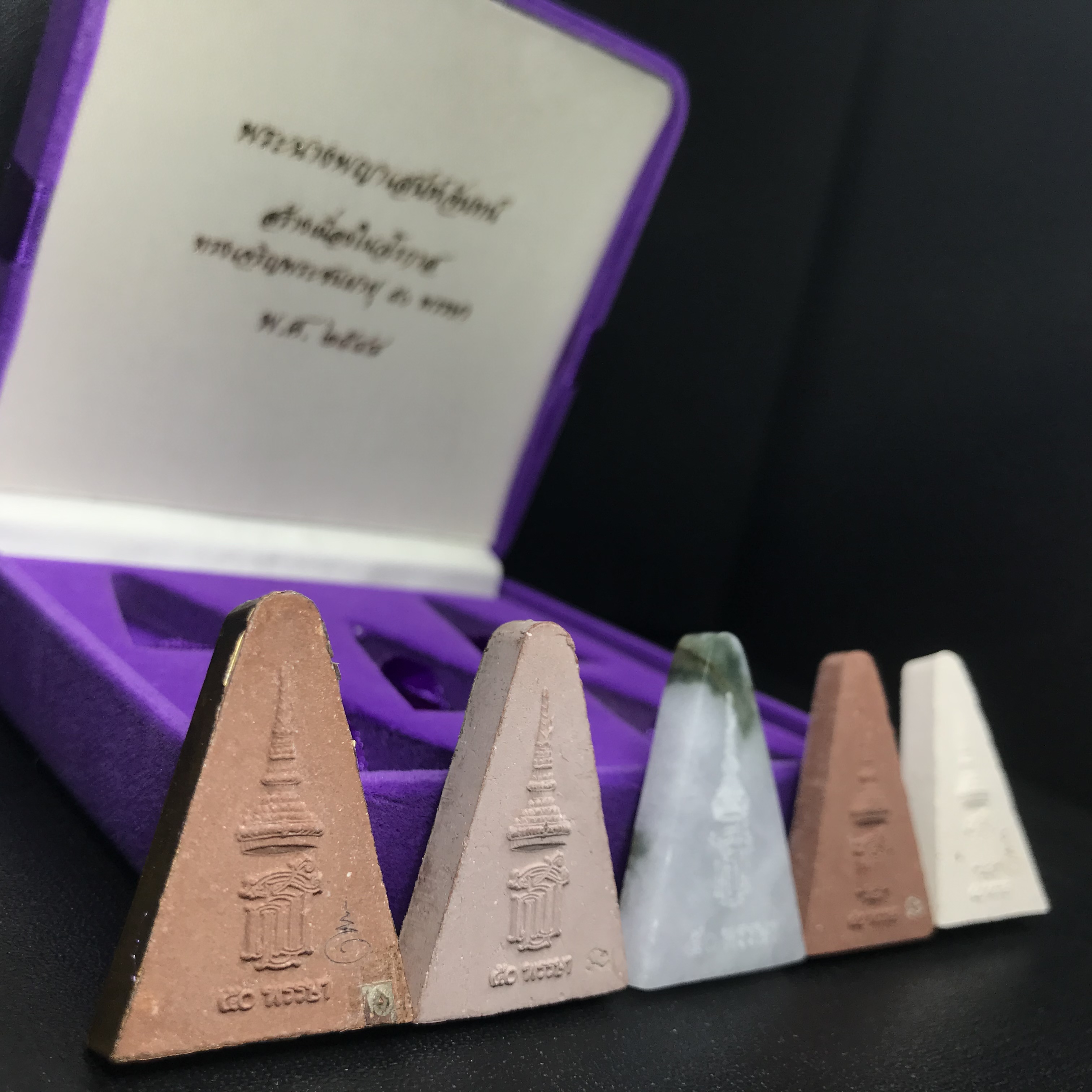 พระนางพญาเสน่ห์จันทร์ สธ. สร้างในวโรกาสทรงเจริญพระชนมายุ 50 พรรษา สมเด็จพระเทพฯ พ.ศ.2548 ชุดพิเศษ (1 ใน 5000 ชุด)หายาก