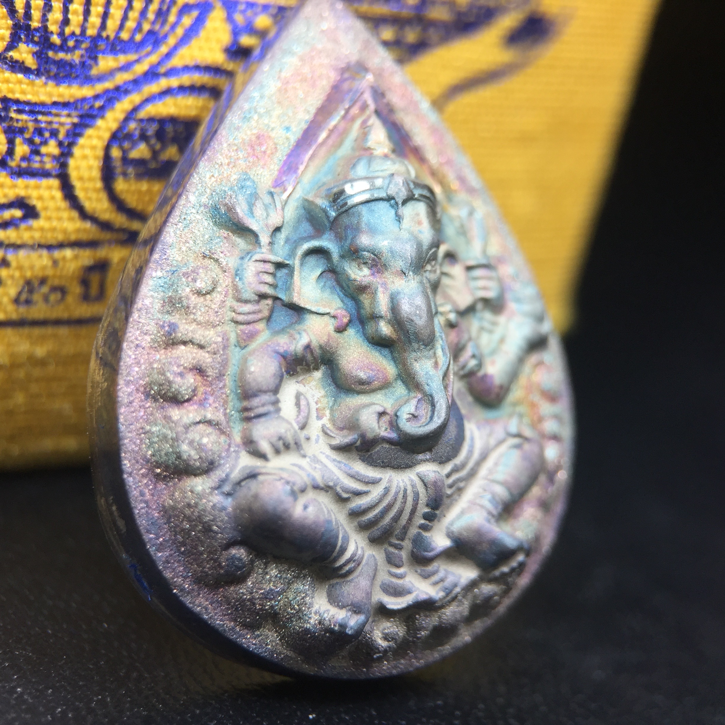 เหรียญพระพิฆเนศวร ญสส. ชุดกาญจนาภิเษกครองราชย์ 50 ปี พุทธศักราช 2538 พิมพ์ใหญ่(2.9 ซม.) เนื้อเงินผิวเดิมกลับดำขึ้นสีรุ้งเข้มขลังงดงามธรรมชาติสร้างสรรค์ สภาพสวยเดิมพร้อมกล่องบรรจุเดิม ตอกโค๊ดหมายเลขกำกับ(1ใน 5539องค์)