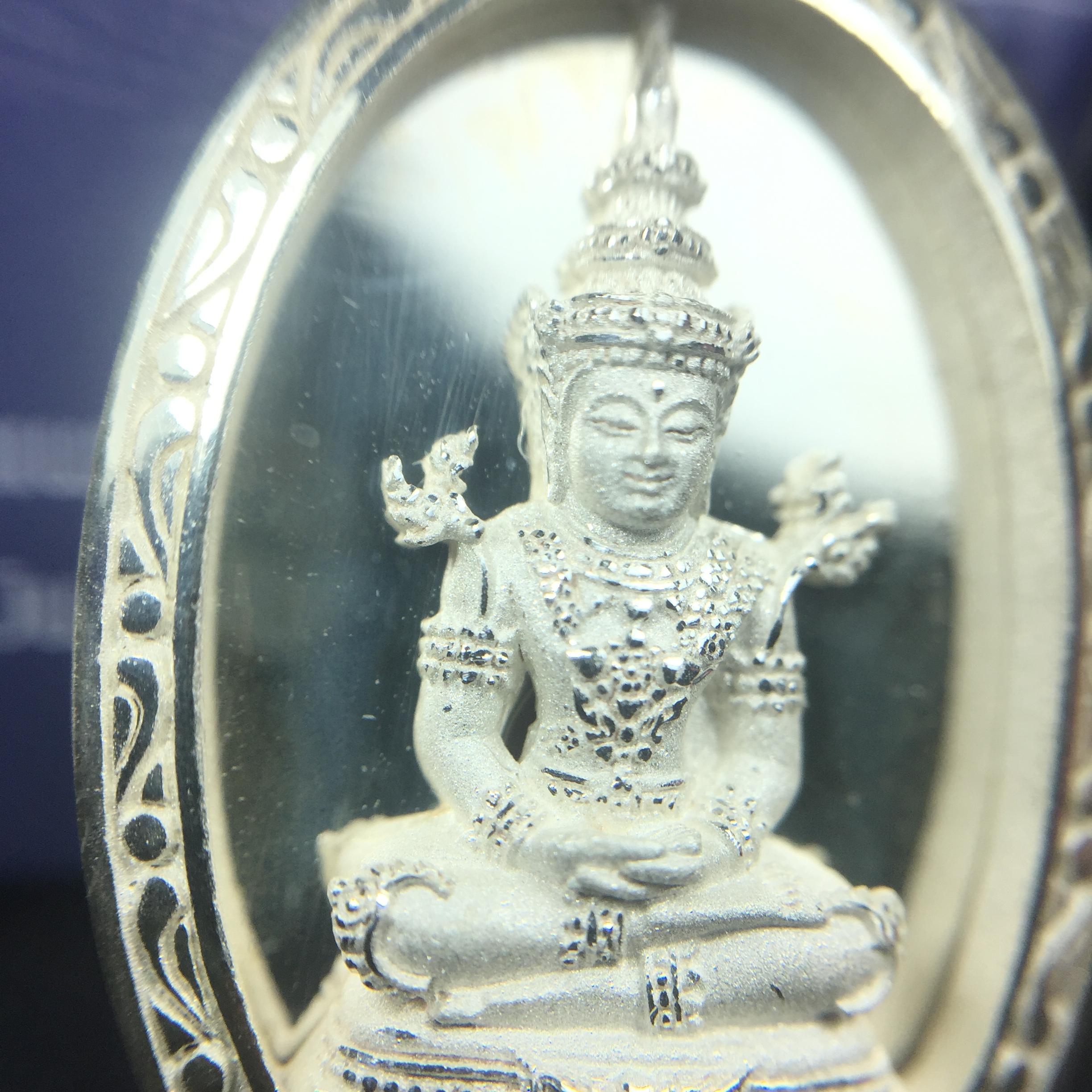 พระแก้วมรกต ภปร. ปี2547 จัดสร้างโดย รพ.ภูมิพลฯ เนื้อเงิน เหรียญทรงกลมรี(1ใน3000องค์)