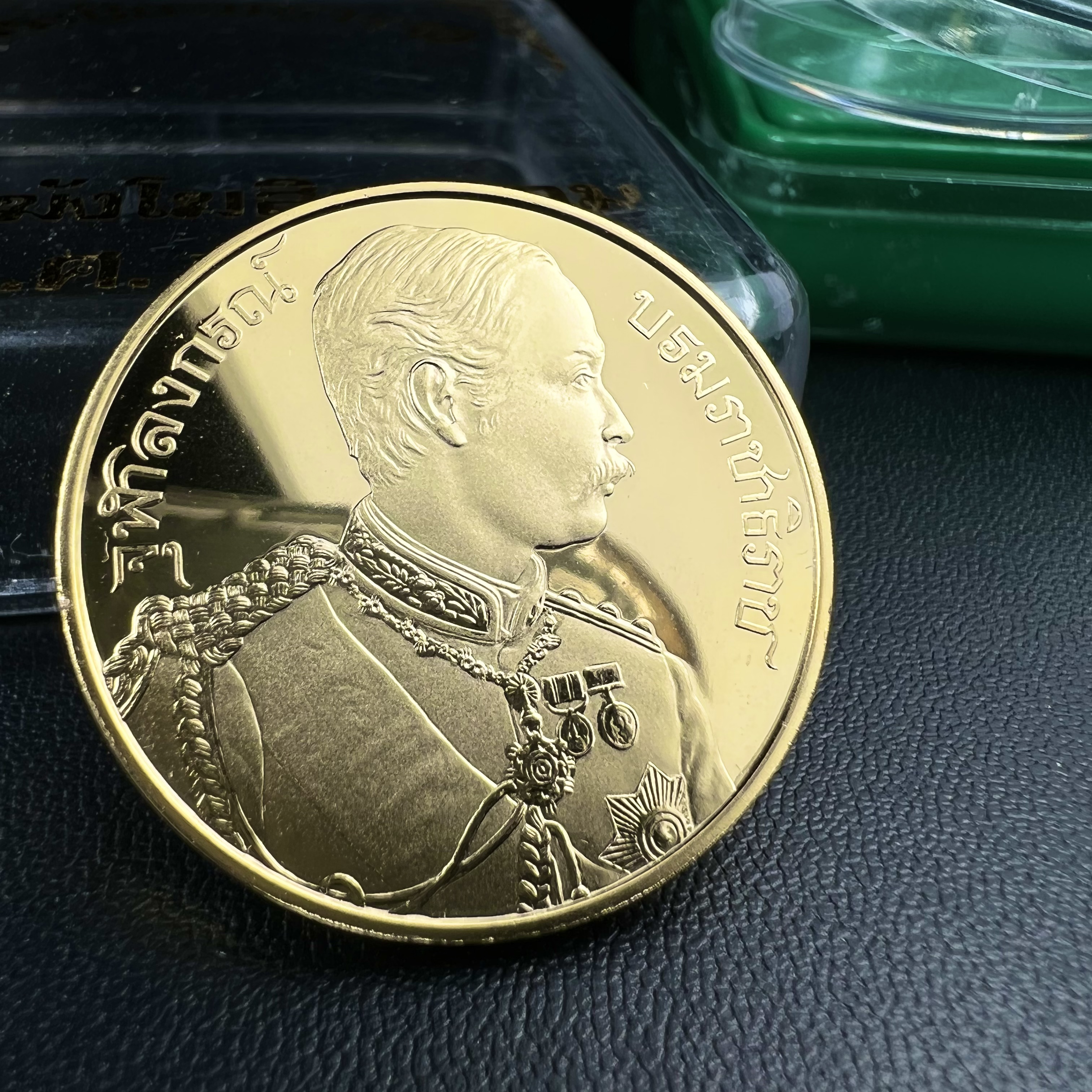 เหรียญเสด็จพ่อ ร.5 พระปิยมหาราช รุ่นบูรณะโบสถ์ พิธีมหาพุทธาภิเษก ณ พระวิหารวัดระฆังโฆสิตาราม ปี2538 เนื้อทองแดงบริสุทธิ์ชุบทองไมครอนขัดเงาสามมิติ ขนาด 3 ซม.(พิมพ์ใหญ่)ผลิตโดยโรงกษาปณ์ ประเทศ ฮังการี ( HUNGARIAN MINT)สภาพสวยดุจทองคำ ผิวกระจก บล็อกนอกสวยงาม