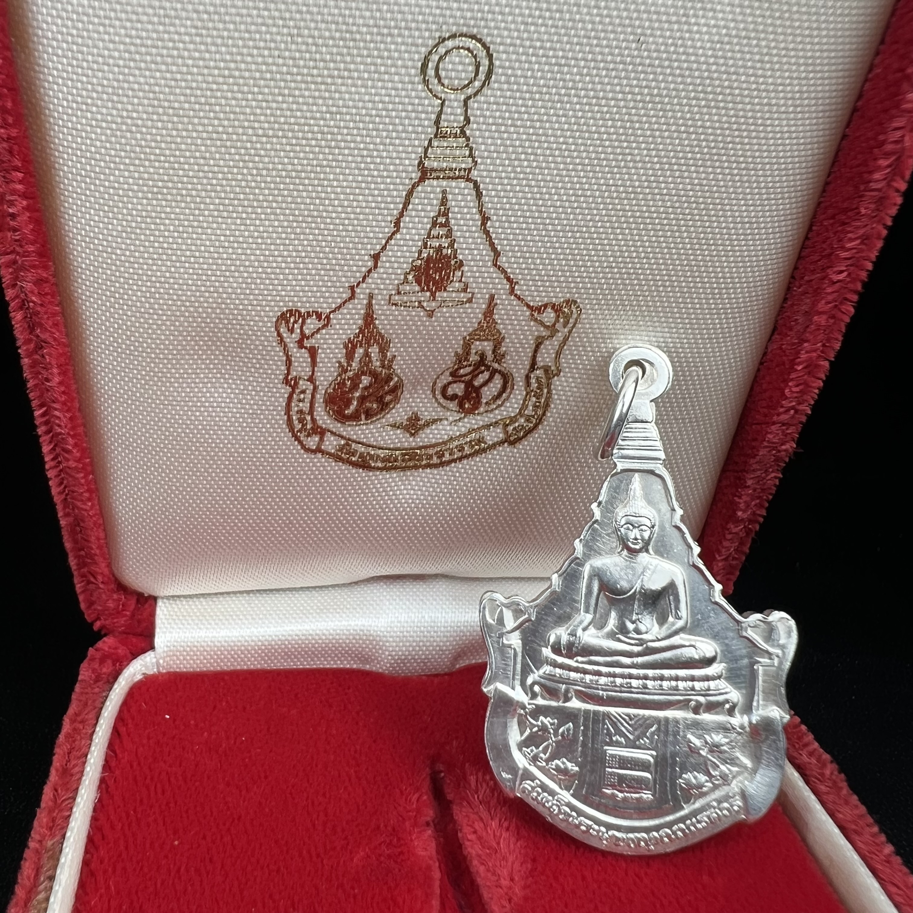 เหรียญพระพุทธญาณนเรศวร์ รุ่นแรก หลังพระปรมาภิไธย ภปร.และ สก.วัดญาณสังวราราม จ.ชลบุรี ปี 2527 เนื้อเงิน(ผิวขาว สวย ใส)ขนาด 2.3 x 3.8 ซม. พร้อมกล่องกำมะหยี่เดิมครบสมบูรณ์ สมเด็จพระญาณสังวร ประธานในพิธีมหาพุทธาภิเษก(เนื้อเงินพบเจอน้อย หายาก)