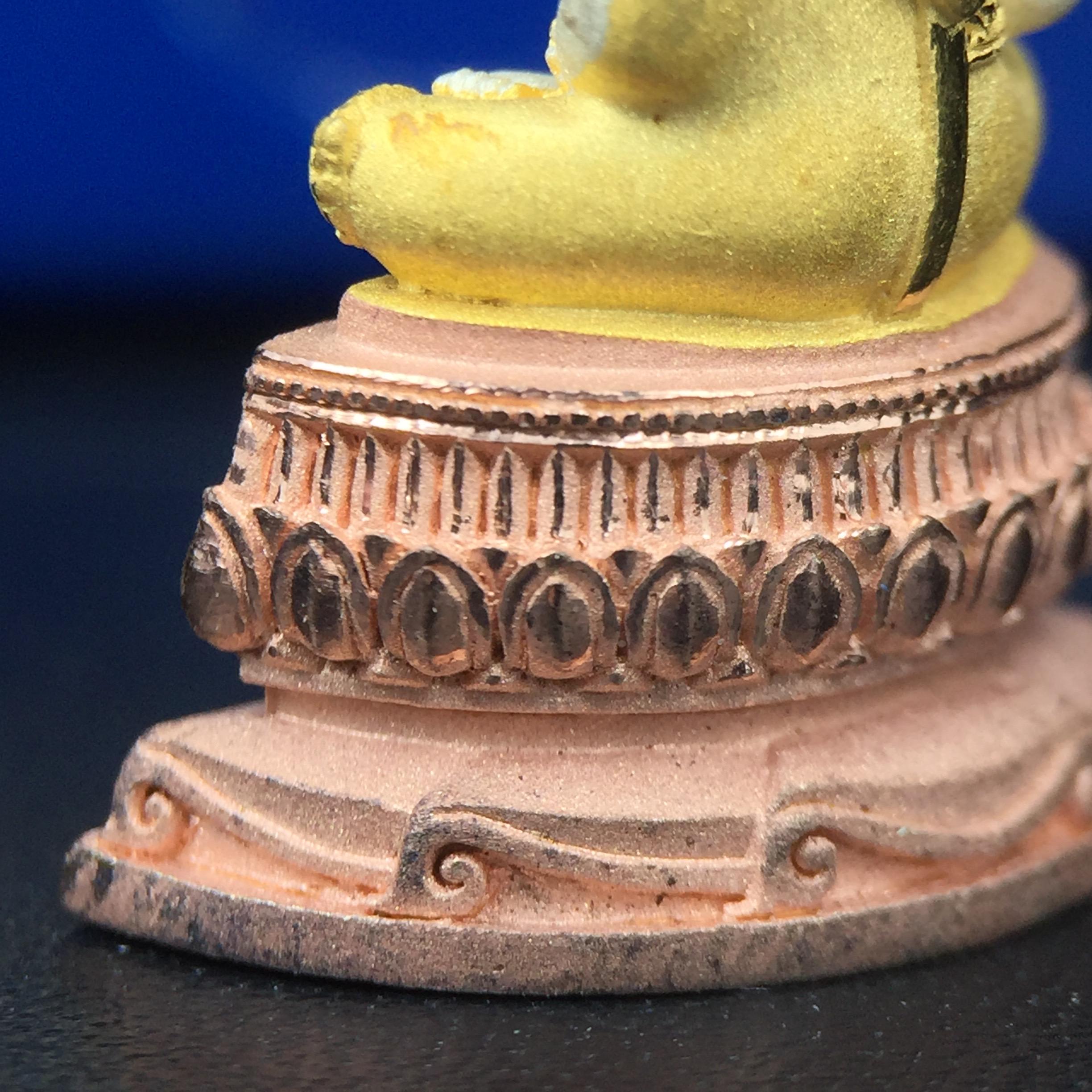 พระแก้วมรกต(จำลอง)ลอยองค์ ขนาดหน้าตัก 1/2 นิ้ว ทรงเครื่องฤดูร้อน เนื้อเงินสามกษัตริย์ ตราสัญลักษณ์ฉลองสิริราชสมบัติ ครบ 60 ปี พ.ศ.2549(สภาพสวย ครบ สมบูรณ์)