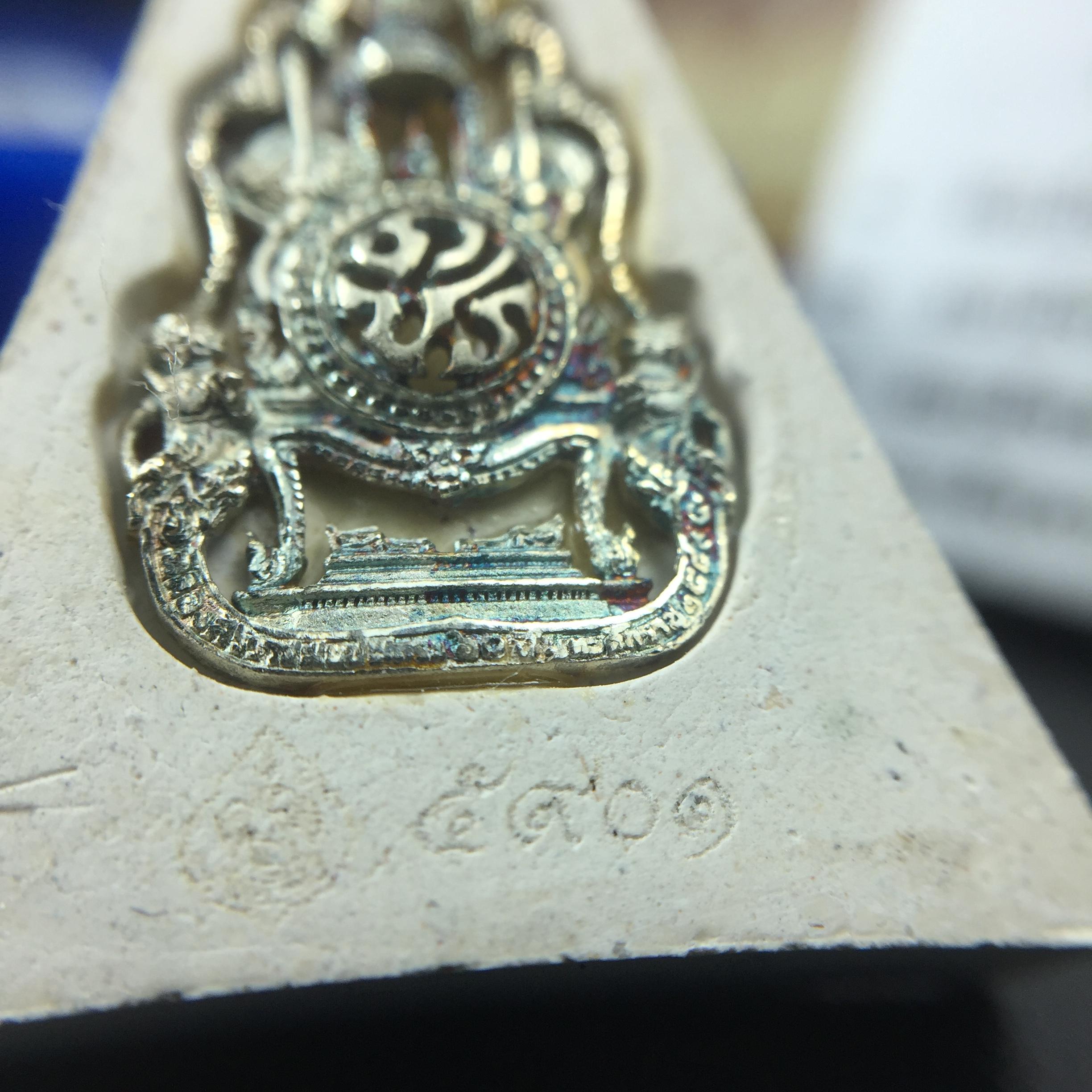 พระแก้วมรกต(จำลอง)ทรงเครื่องฤดูร้อน พระผงบูชา ด้านหน้าปิดทอง ด้านหลังตราฉลองสิริราชสมบัติครบ 60ปี เนื้อเงินขึ้นสีรุ้งธรรมชาติสร้างสรรค์งดงาม(รุ่นนี้ได้พระราชทานเส้นพระเจ้า(เส้นผม)รัชกาลที่9ในการจัดสร้าง)***องค์นี้พิเศษมองเห็นเส้นผมติดอยู่ด้านหลังชัดเจน***