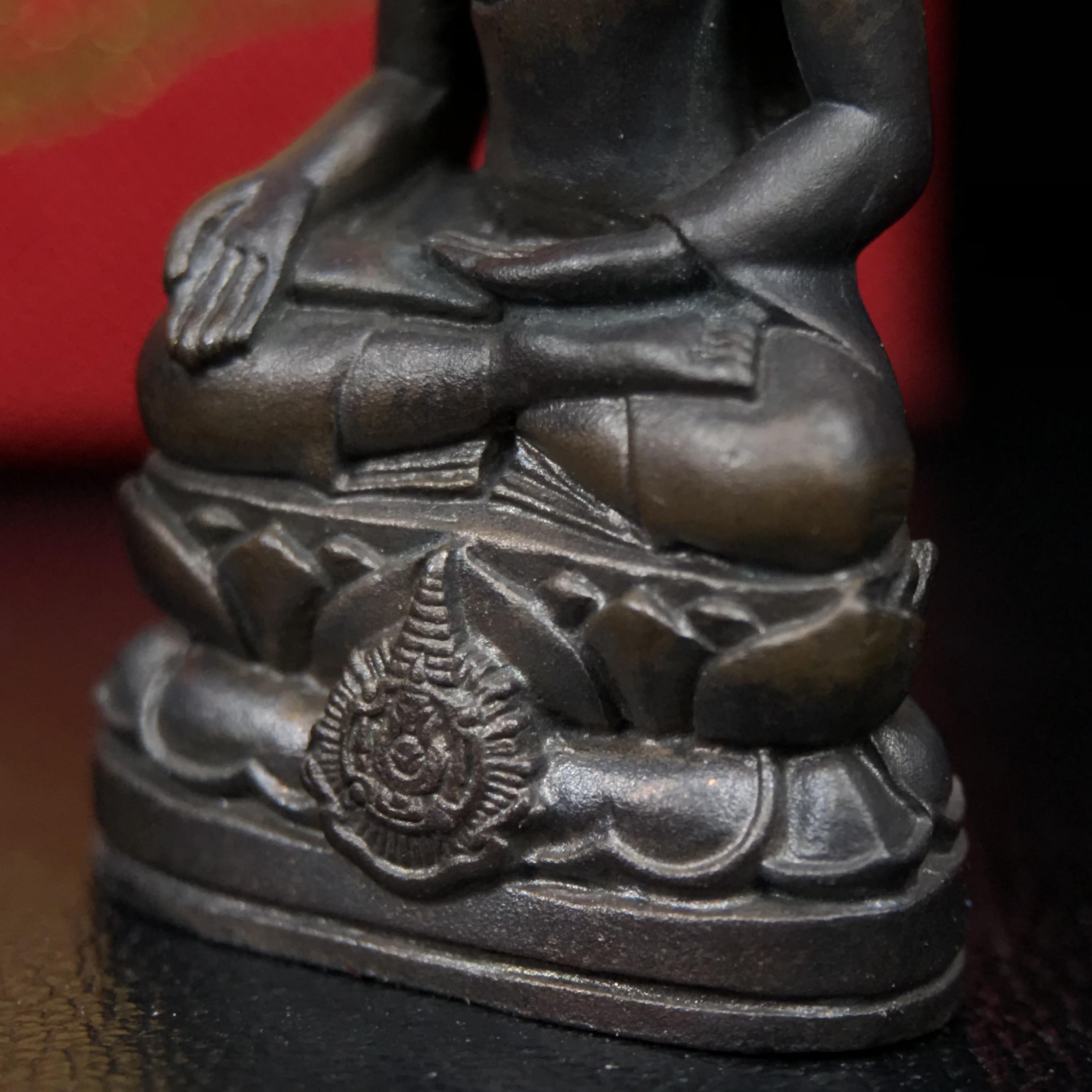 พระกริ่งไพรีพินาศ บรรจุเหล็กไหล ครั้งแรกและครั้งเดียวในประวัติศาสตร์ เฉลิมพระเกียรติ พระบาทสมเด็จพระเจ้าอยู่หัวรัชกาลที่9 พระชนมพรรษา 6 รอบ ปี2542 เนื้อนวโลหะผสมทองคำ(บรรจุเหล็กไหล)ดีนอก-ดีใน พิธีใหญ่ มวลสารเด่น(หายาก พิเศษกรรมการ ตอก 2 โค๊ต พบเจอน้อยมาก)