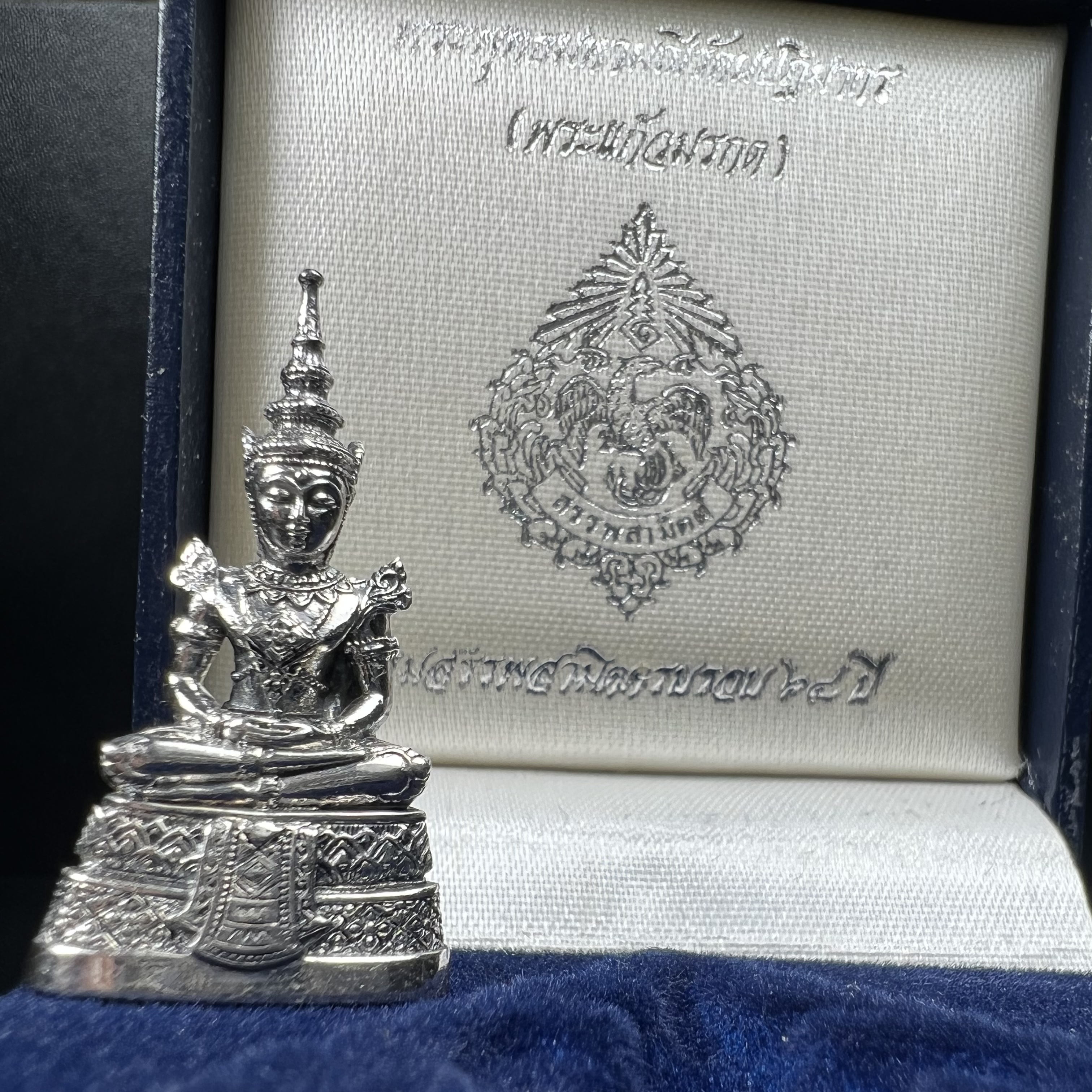 พระแก้วมรกต กรมสรรพสามิตจัดสร้างขึ้นเนื่องในโอกาสครบรอบ 64 ปีของกรมสรรพสามิต และเนื่องในวโรกาสที่พระบาทสมเด็จพระเจ้าอยู่หัวทรงครองราชย์ครบ 50 ปีในปีกาญจนาภิเษก เมื่อ พ.ศ.2539 เนื้อเงินรมดำขัดเงาพร้อมกล่องบรรจุเดิม