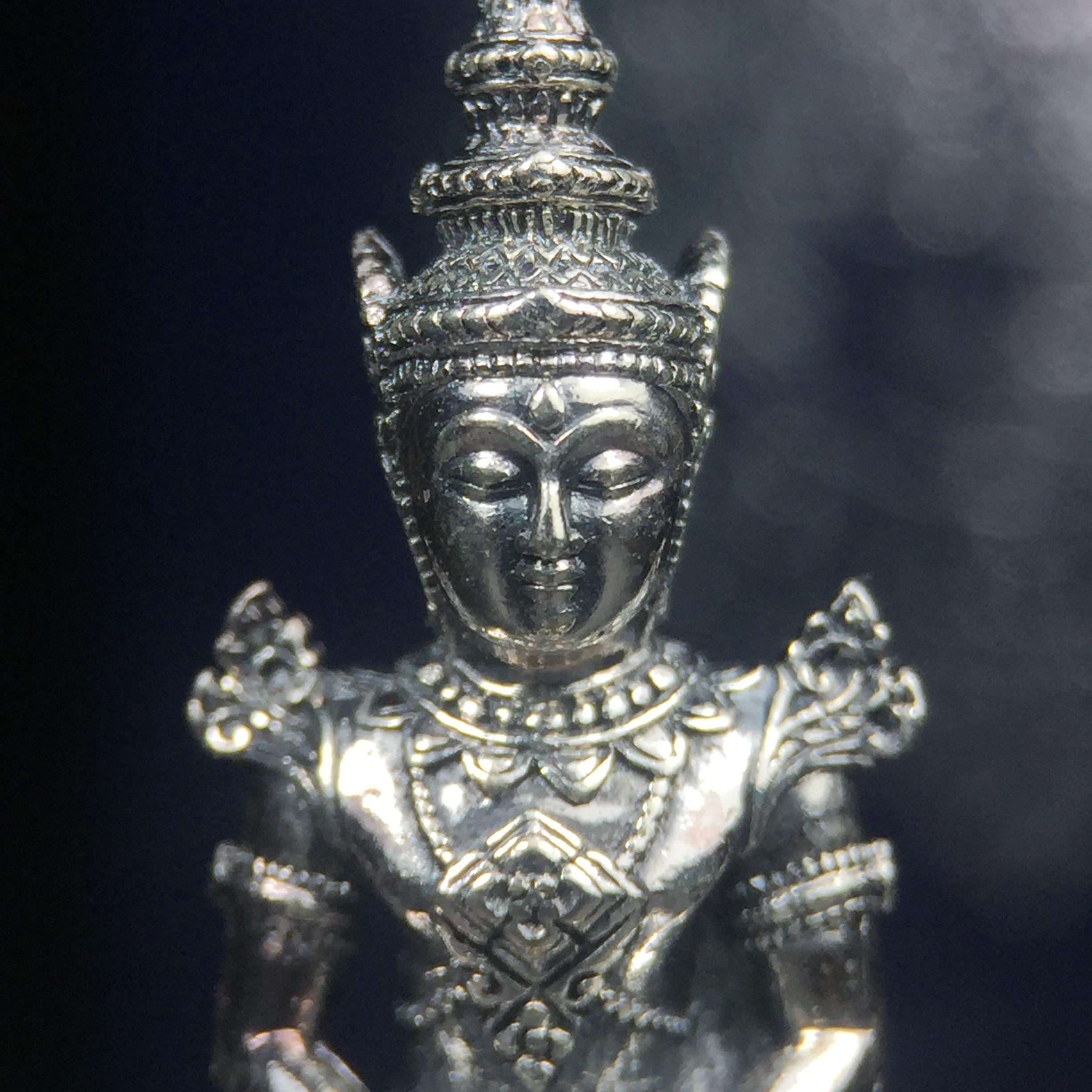 พระแก้วมรกต กรมสรรพสามิตจัดสร้างขึ้นเนื่องในโอกาสครบรอบ 64 ปีของกรมสรรพสามิต และเนื่องในวโรกาสที่พระบาทสมเด็จพระเจ้าอยู่หัวทรงครองราชย์ครบ 50 ปีในปีกาญจนาภิเษก เมื่อ พ.ศ.2539 เนื้อเงินรมดำขัดเงาพร้อมกล่องบรรจุเดิม