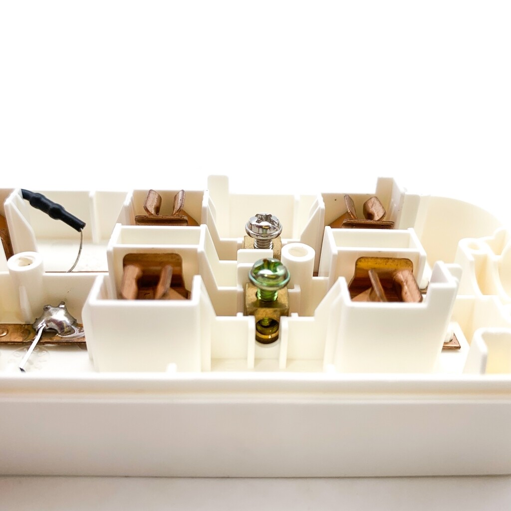 ปลั๊กไฟลอย 3 ช่อง 2 ขา สีขาว GONGNIU ไม่มีสาย GN-103 ปลั๊กลอย เต้ารับลอย 3 ที่ ปลั๊กพ่วง ปลั๊ก เต้ารับ ปลั๊กไฟ