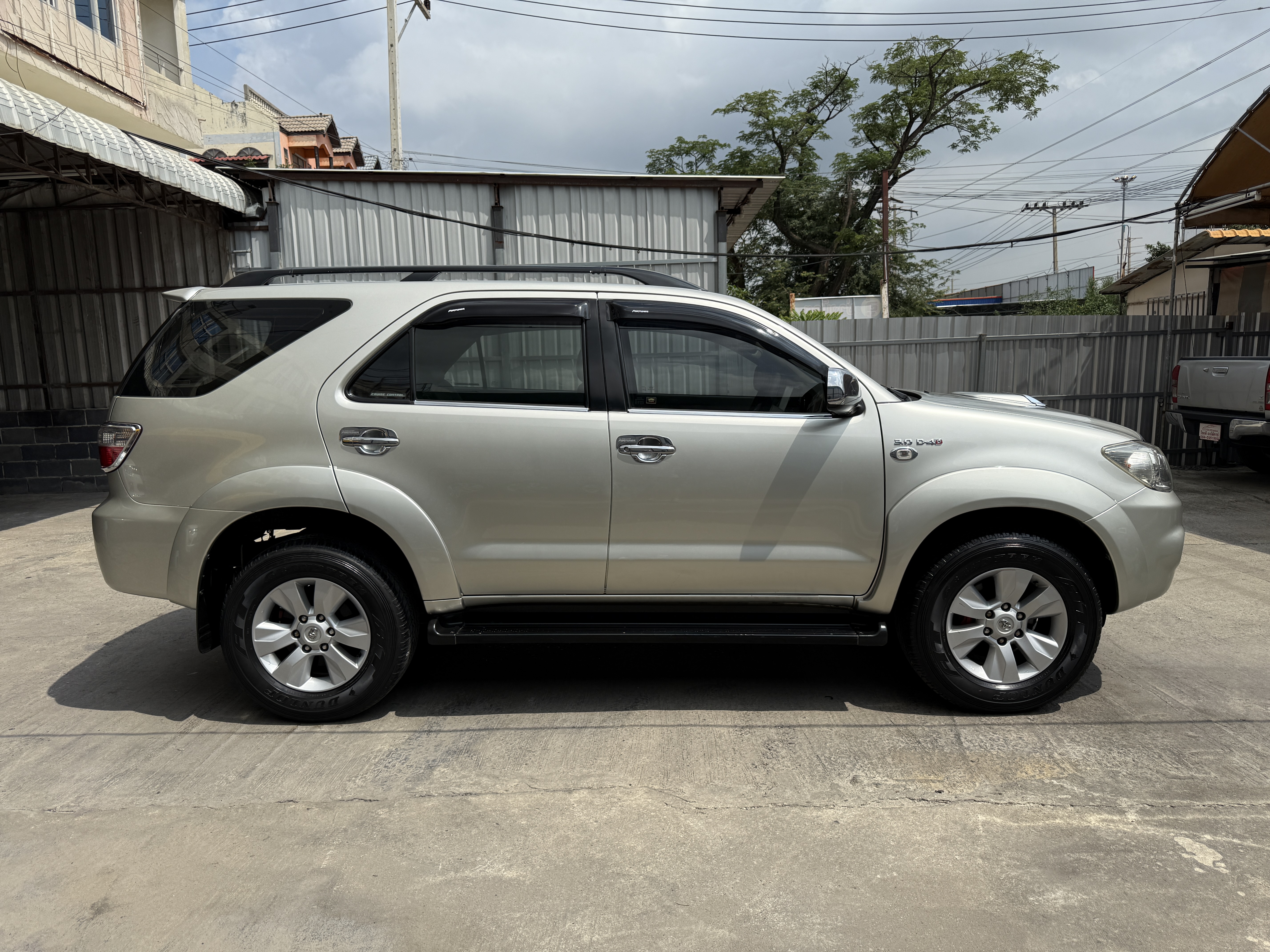 Toyota Fortuner 3.0 V 2WD At 2010 เงิน