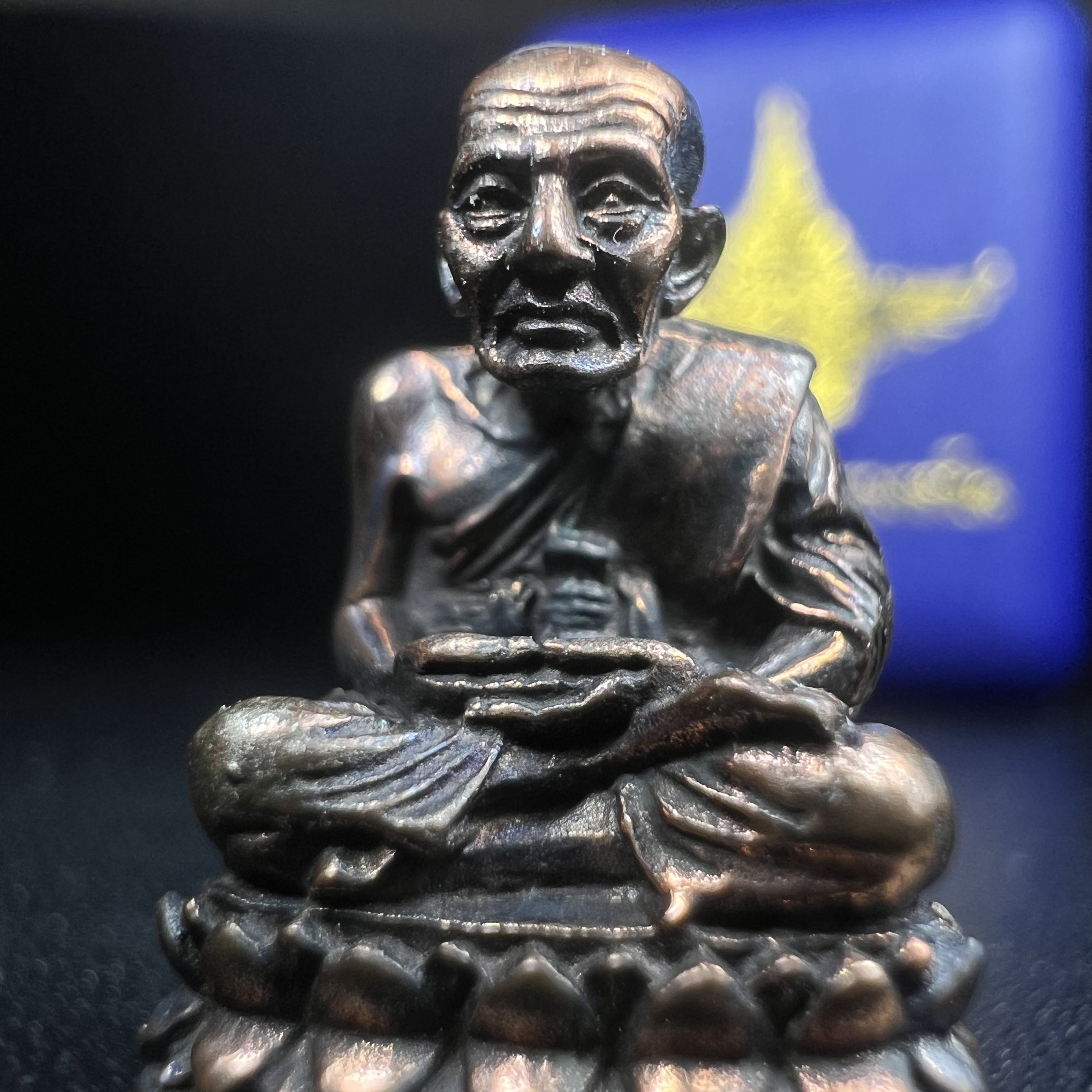 รูปเหมือนหล่อลอยองค์หลวงปู่ทวด รุ่น 111ปี กระทรวงกลาโหม เนื้อนวโลหะรมดำ-ปัดเงา ปี2540 พิธีใหญ่ เข้มขลัง นิยม พร้อมกล่องบรรจุเดิม(คัดสภาพสวยผิวเทพๆผิวรุ้งๆ)ทั้งพิธีทั้งพุทธศิลป์ทรงคุณค่าอีกหนึ่งรุ่นยอดนิยม