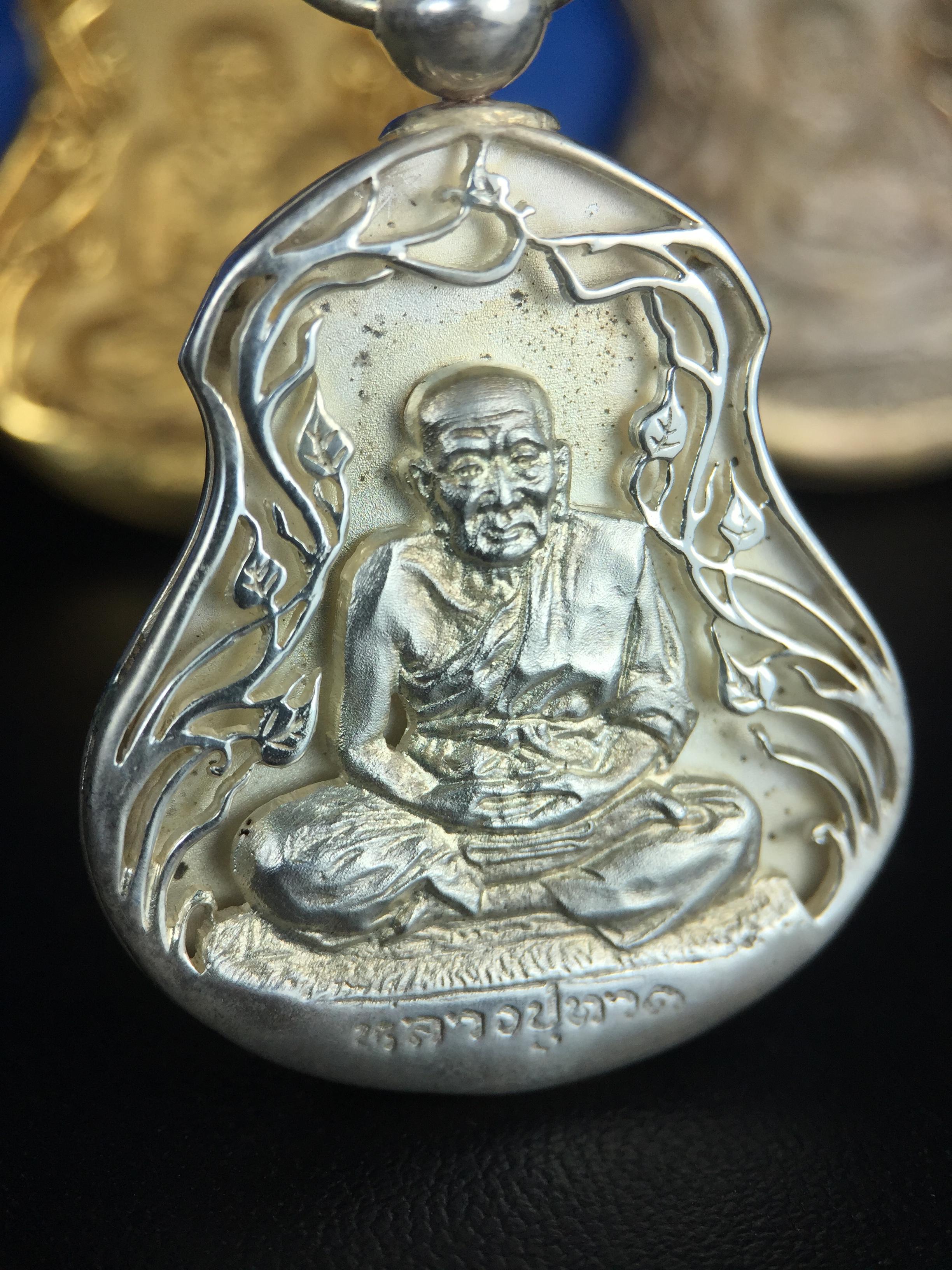 เหรียญหลวงปู่ทวด พระนามาภิไธย สก. แบบงานฉลุโบราณ(HAND MADE) ปี 2544 ชุดทองคำ(เนื้อทองคำ(15.16 กรัม)+เนื้อเงิน+เนื้อบรอนซ์)พิธีปลุกเสก ณ อุโบสถวัดช้างให้ และ พิธีมังคลาภิเษก ณ พระอุโบสถ วัดพระศรีรัตนศาสดาราม(วัดพระแก้ว) (1 ใน 500 ชุด)พบเจอน้อยหายากมาก