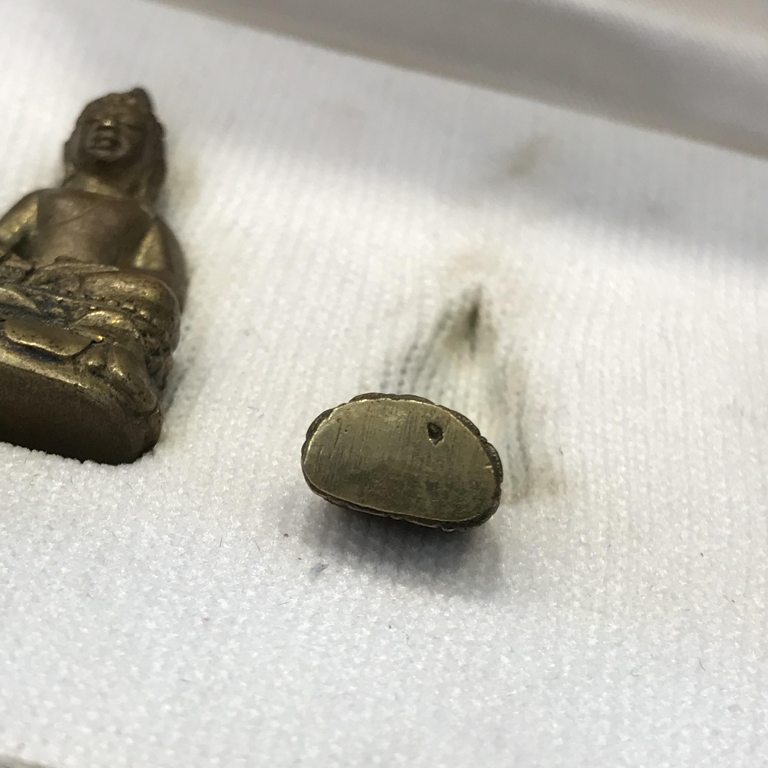 พระกริ่ง-พระชัยวัฒน์ไพรีพินาศ วัดบวรนิเวศวิหาร รุ่นผ้าป่าสิงห์บุรี ปี2528(กล่องหนังนิยม)