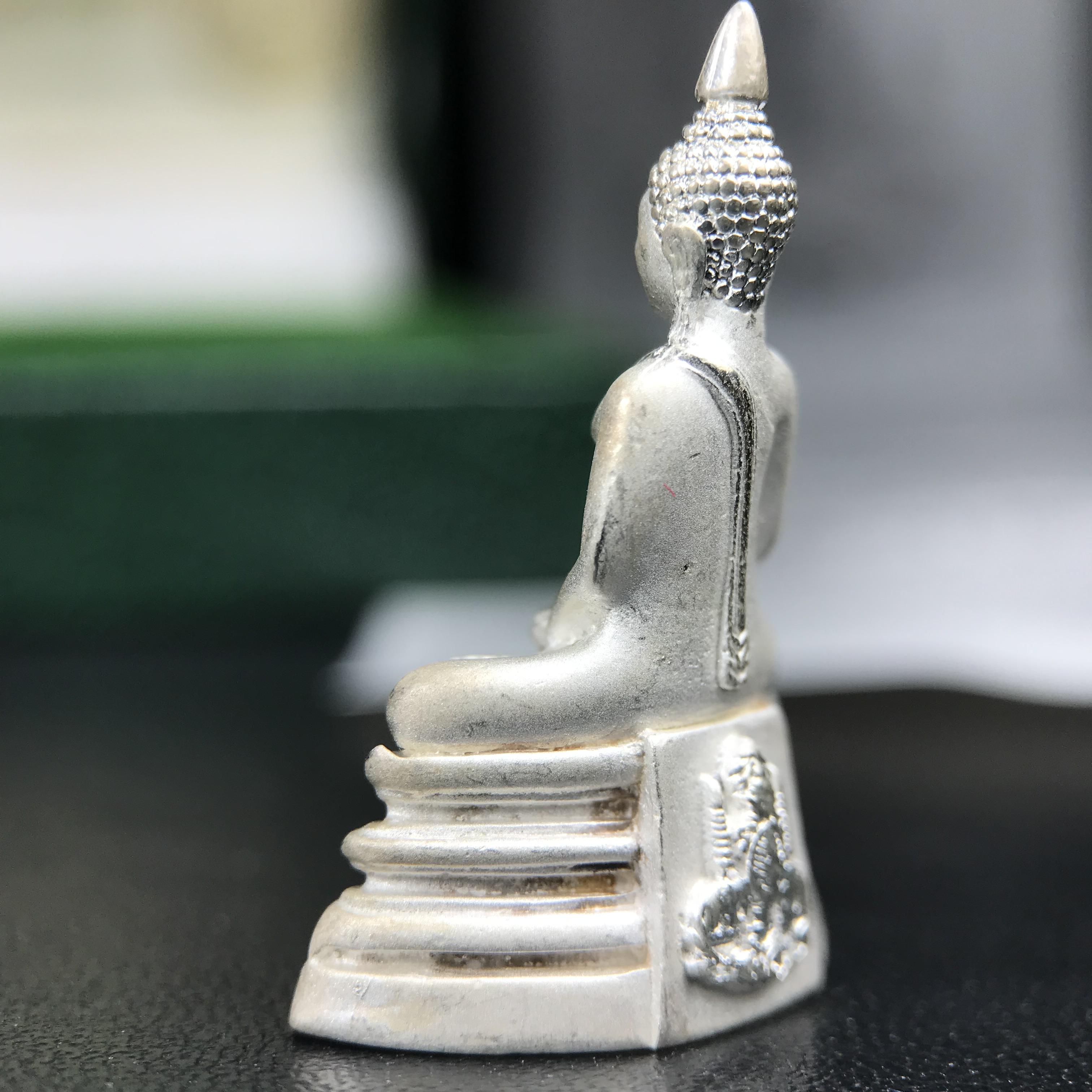 พระพุทธโสธร ภปร. รุ่นย้อนยุค สร้างพระอุโบสถ สมาคมชาวฉะเชิงเทรา จัดสร้าง ปี 2539 วโรกาสครองสิริราชสมบัติครบ 50 ปี เนื้อเงินทรายนวลขัดเงาบางส่วน พร้อมกล่องบรรจุและใบรับรองเดิม