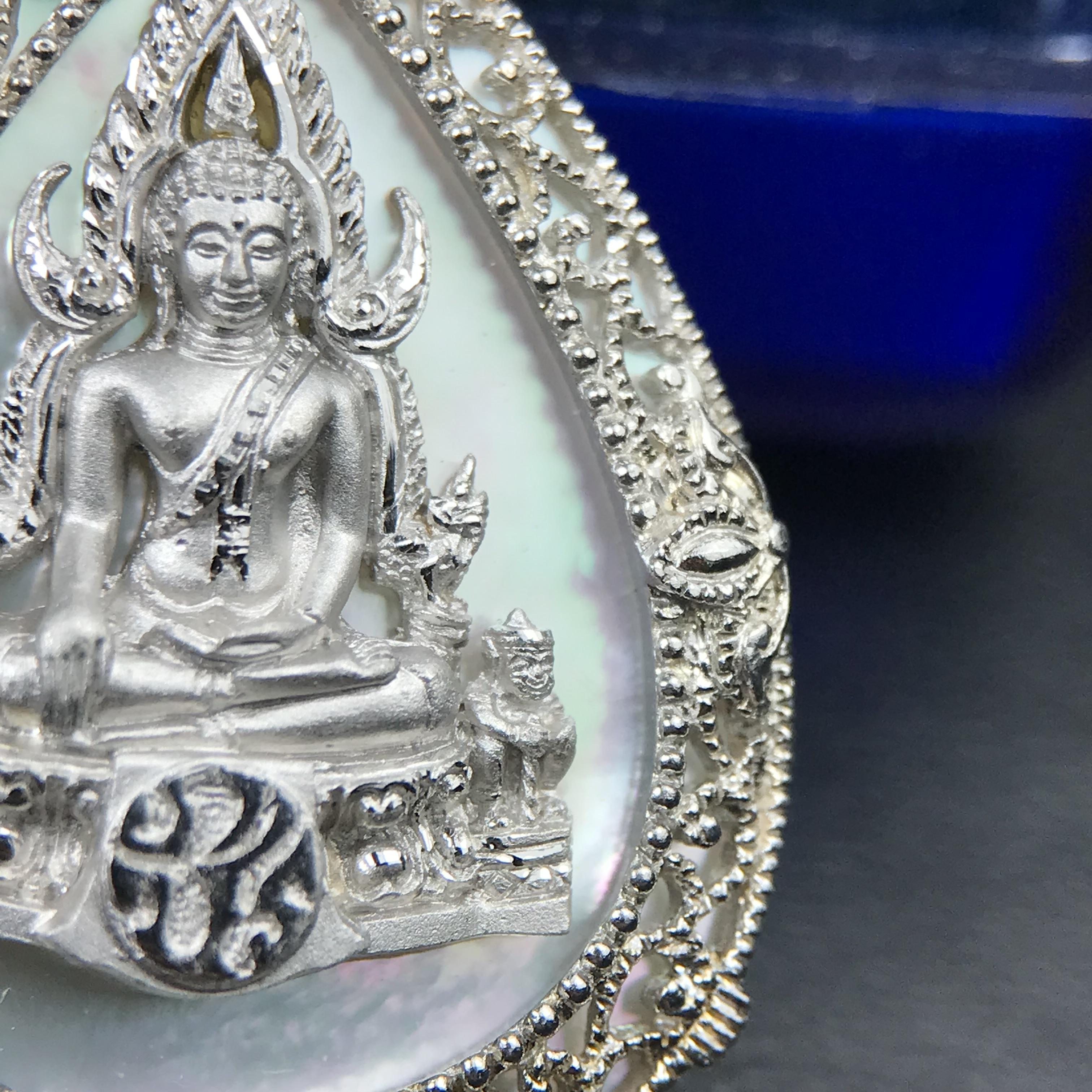 เหรียญพระพุทธชินราช ภปร. โครงการ เพราะแผ่นดินนี้คือแผ่นดินเกิด ปี 2551 รูปหยดน้ำ เนื้อเงินชุบทองคำขาว(ล้อมด้วยกรอบเงินชุบทองคำขาวสลักเสลาเป็นลวดลายละเอียดอ่อน ส่วนพื้นองค์พระเป็นเปลือกหอยมุขสวยงดงาม )(ขนาด 21 x 29 มม.) (สวยงามหายาก)1ใน5000องค์