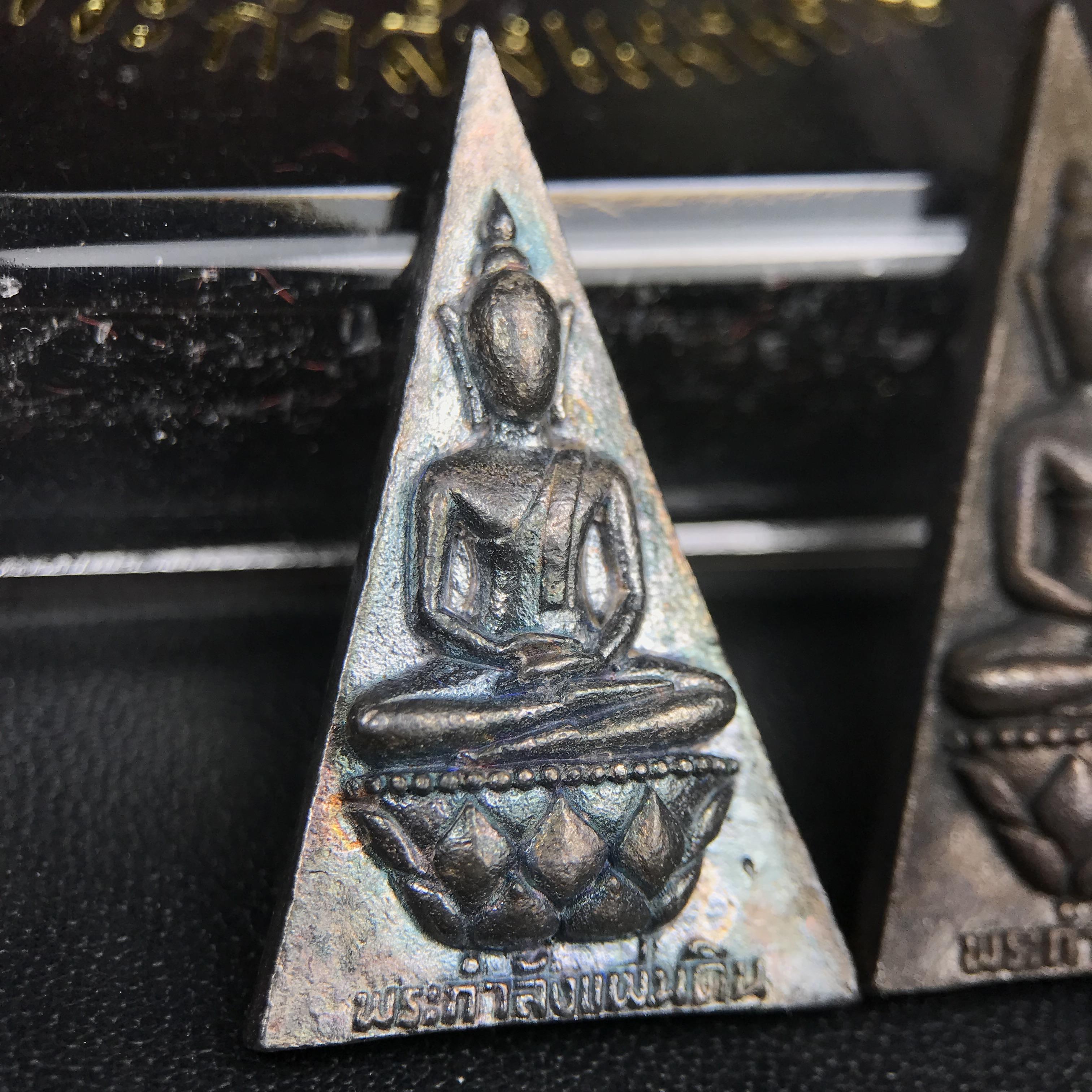 พระกำลังแผ่นดิน (สมเด็จจิตรลดา2) จัดสร้างเฉลิมพระเกียรติ ร.9 ครองราชย์ 50 ปี 2539 เนื้อเงิน(ผิวเดิมกลับดำ รุ้งๆสวย)+เนื้อนวโลหะ(สร้างน้อยหายาก)พร้อมกล่องบรรจุเดิมครบสมบูรณ์(1ใน2539องค์)