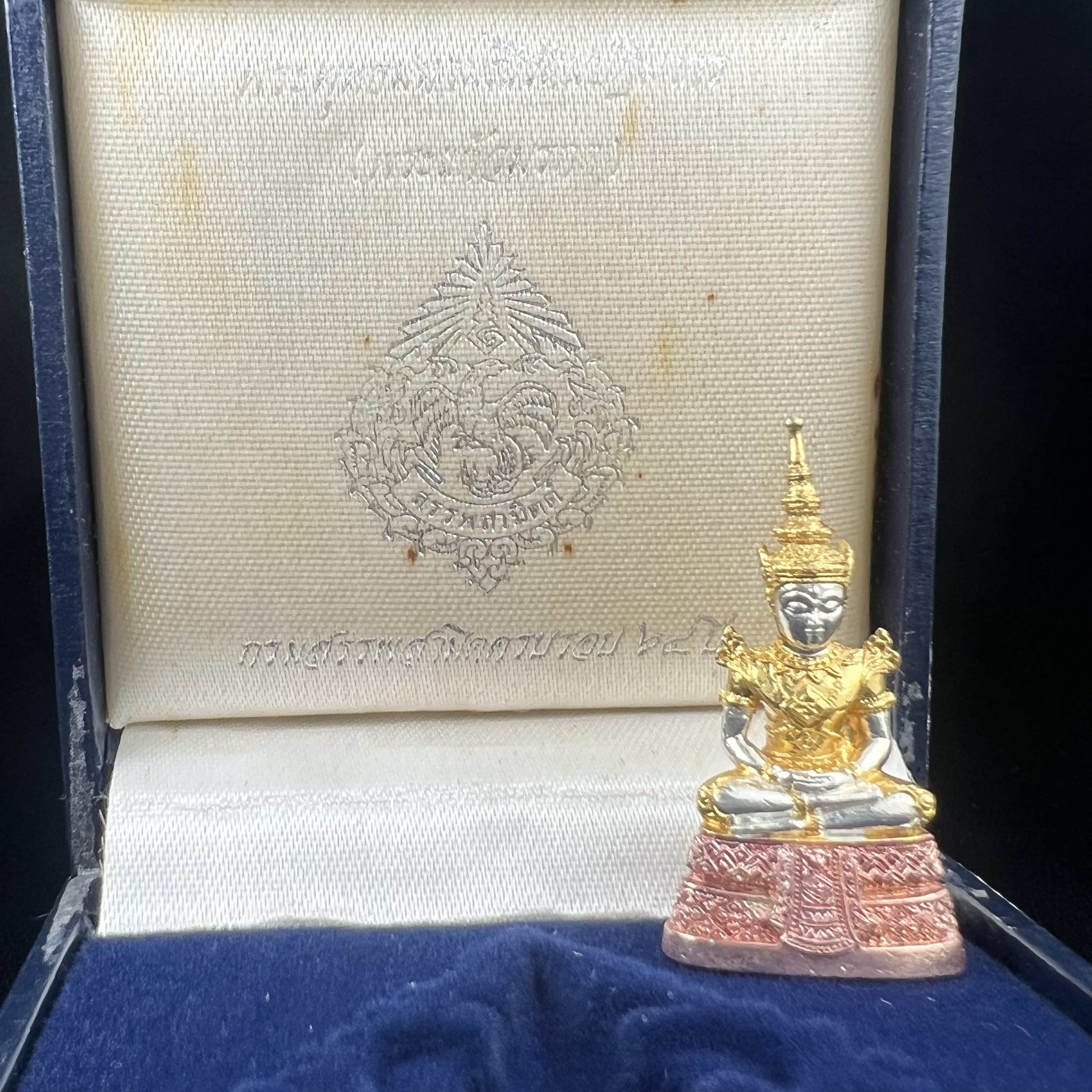 พระแก้วมรกต กรมสรรพสามิตจัดสร้างขึ้นเนื่องในโอกาสครบรอบ 64 ปีของกรมสรรพสามิต และเนื่องในวโรกาสที่พระบาทสมเด็จพระเจ้าอยู่หัวทรงครองราชย์ครบ 50 ปีในปีกาญจนาภิเษก เมื่อ พ.ศ.2539 เนื้อเงินรมดำขัดเงา(ชุบสามกษัตริย์ใหม่)พร้อมกล่องบรรจุเดิม