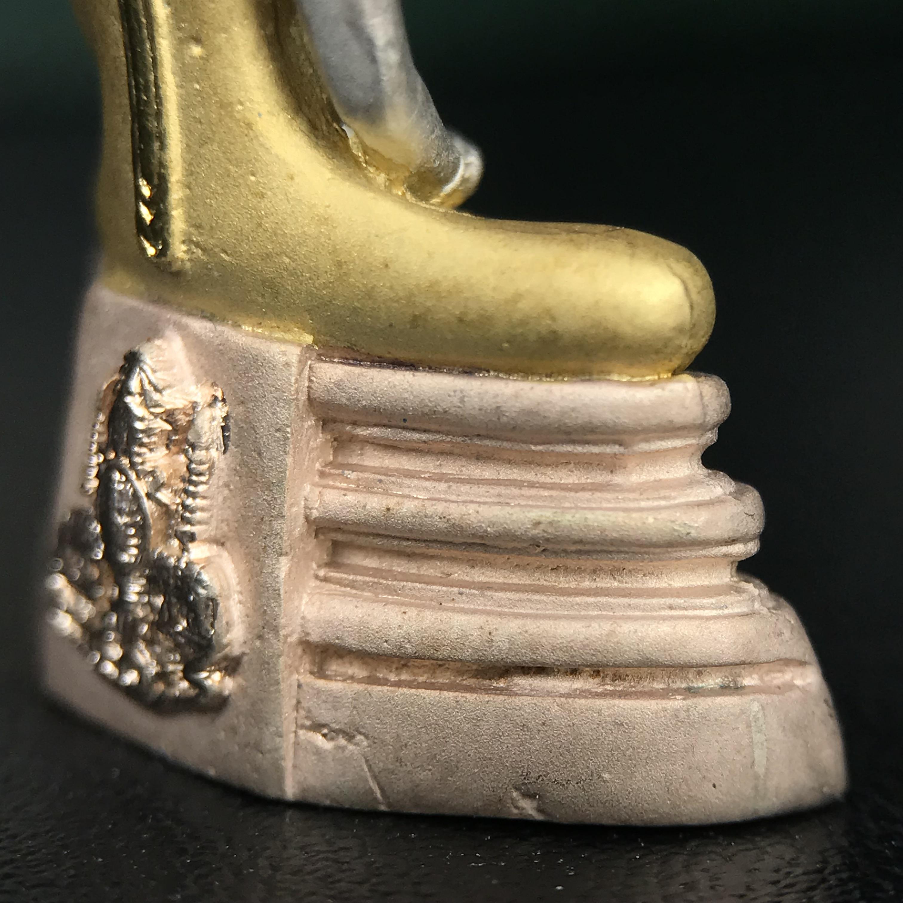 พระพุทธโสธร ภปร. รุ่นย้อนยุค สร้างพระอุโบสถ สมาคมชาวฉะเชิงเทรา จัดสร้าง ปี 2539 วโรกาสครองสิริราชสมบัติครบ 50 ปี เนื้อเงินชุบสามกษัตริย์ทรายนวลขัดเงาบางส่วน(สภาพผิวเดิม เก่าเก็บอย่าดี สวยมาก แบบนี้หายาก) พร้อมกล่องบรรจุและใบรับรองเดิมครบสมบูรณ์