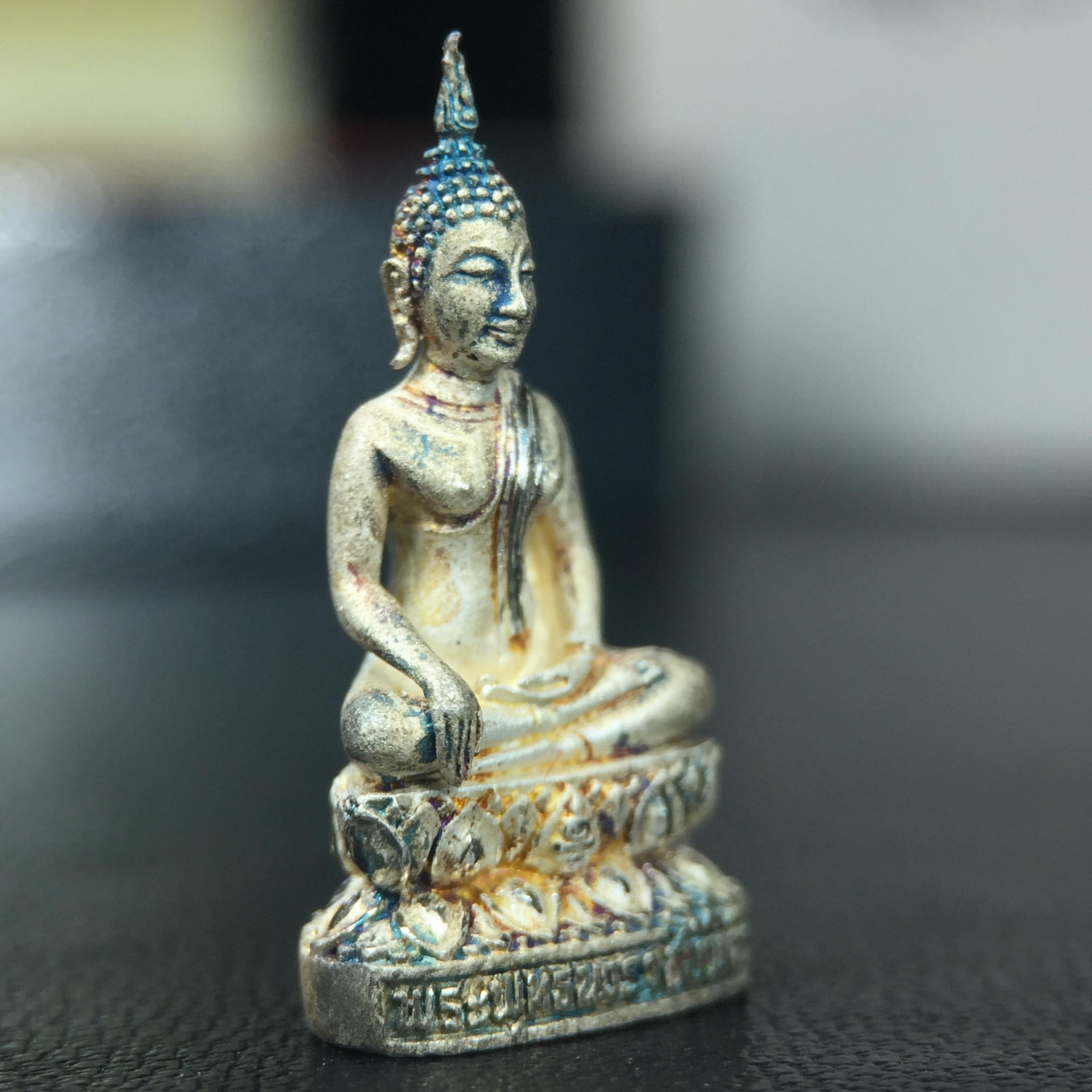 พระชัยวัฒน์พระพุทธนวราชบพิตร ครองสิริราชสมบัติครบ 50 ปี พ.ศ.2540 ขนาดสูง 1.9 ซม. เนื้อเงิน(ผิวเดิมๆขึ้นสีรุ้งธรรมชาติสวย) พร้อมกล่องบรรจุเดิมครบสมบูรณ์ 1ใน 9500 องค์(พุทธนวราชบพิตร นิมิตรหมายแห่งความสามัคคี ด้วยไมตรีแห่งองค์พระภูมิพล)