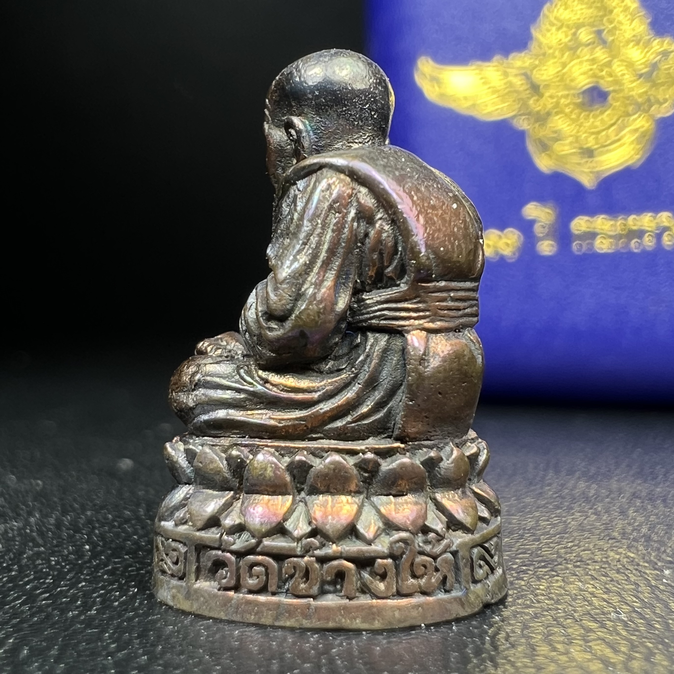 รูปเหมือนหล่อลอยองค์หลวงปู่ทวด รุ่น 111ปี กระทรวงกลาโหม เนื้อนวโลหะรมดำ-ปัดเงา ปี2540 พิธีใหญ่ เข้มขลัง นิยม พร้อมกล่องบรรจุเดิม(คัดสภาพสวยผิวเทพๆผิวรุ้งๆ)ทั้งพิธีทั้งพุทธศิลป์ทรงคุณค่าอีกหนึ่งรุ่นยอดนิยม