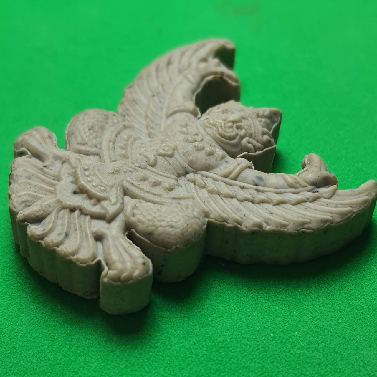 พระเครื่อง พญาครุฑห้อยคอ เลี่ยมกรอบ รุ่น รุ่งเรือง อำนาจ บารมี สีขาว ครุฑ จี้พญาครุฑ ครุฑบูชา