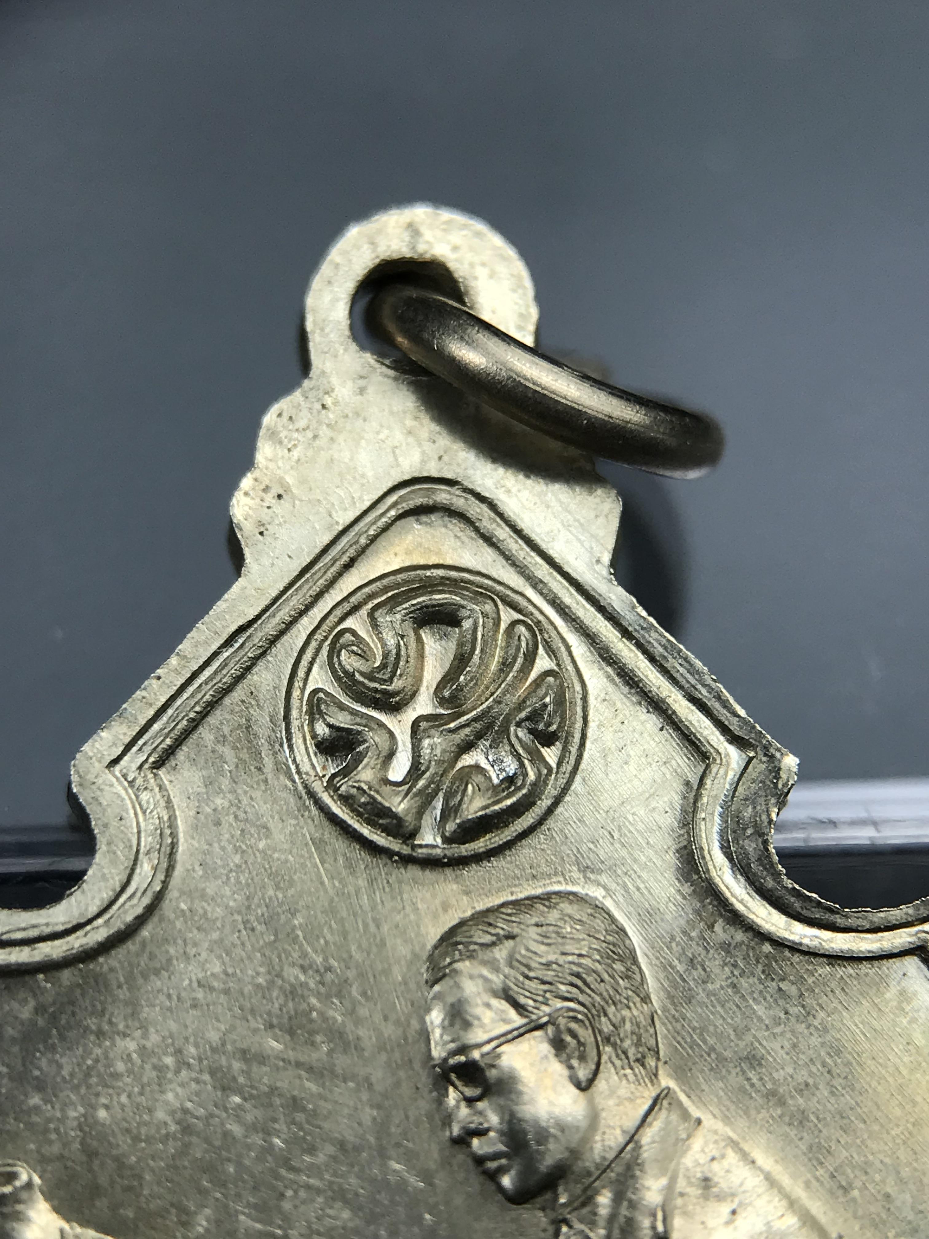 เหรียญครอบครูช่างหลวง(ในหลวงทรงดนตรี) เนื้ออัลปาก้า ปี 2550(หายาก)สุดยอดแห่งความหายากมีหมุนเวียนให้เห็นน้อยมากเป็นอีกหนึ่งรุ่นยอดนิยมของเสด็จพ่อร.9เหรียญนี้สวยมากผิวน้ำทองทั่วทั้งเหรียญ