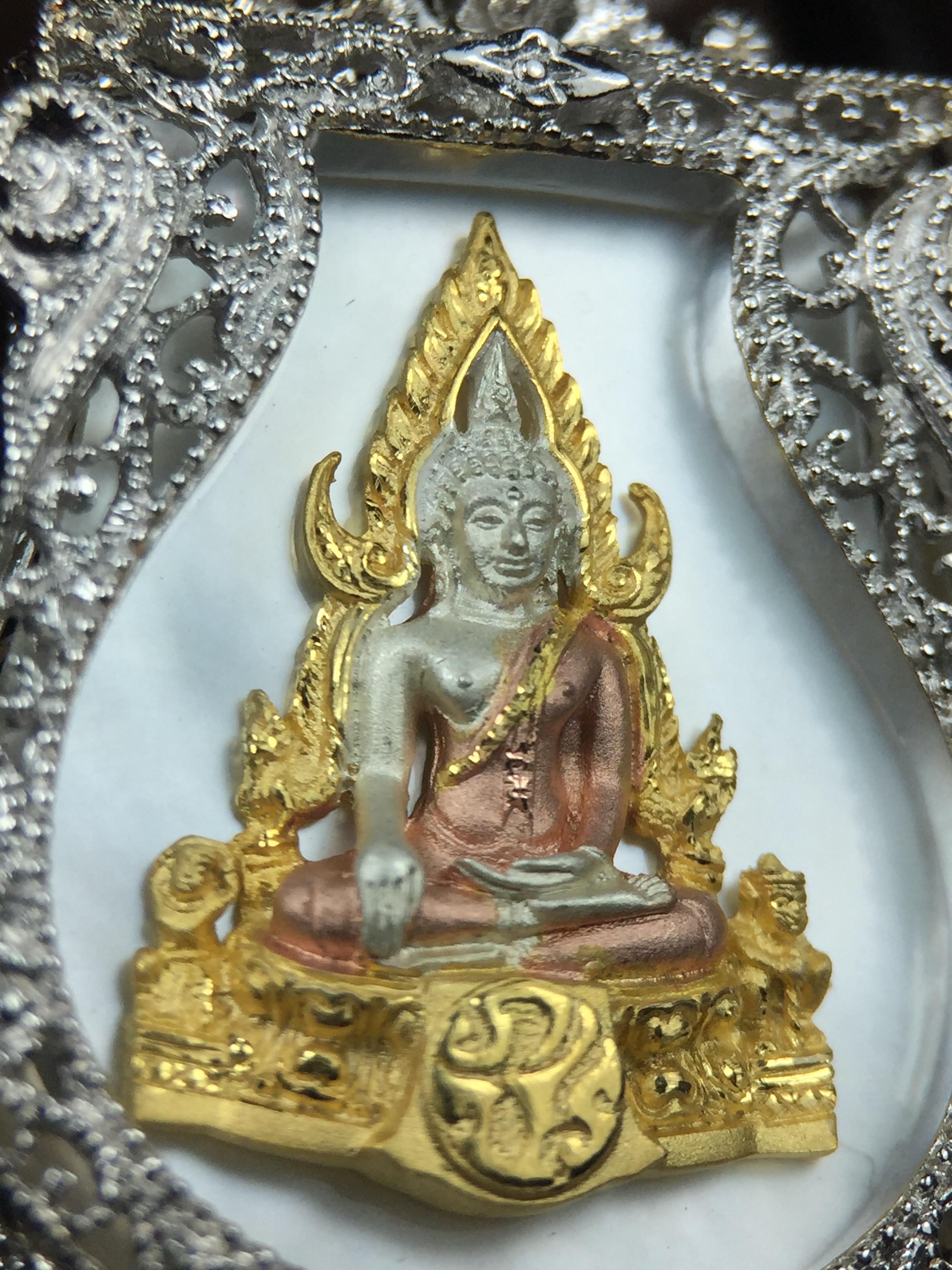 พระพุทธชินราช ภปร. โครงการ "เพราะแผ่นดินนี้ คือ แผ่นดินเกิด" ปี2548(รุ่นแรก) เหรียญทรงเสมา ขนาด 21 x 29 มม.เนื้อเงินสามกษัตริย์ องค์พระชุบสามกษัตริย์ ล้อมด้วยกรอบเงินชุบทองคำขาวสลักเสลาเป็นลวดลายละเอียดอ่อน ส่วนพื้นองค์พระเป็นเปลือกหอยมุขงดงาม