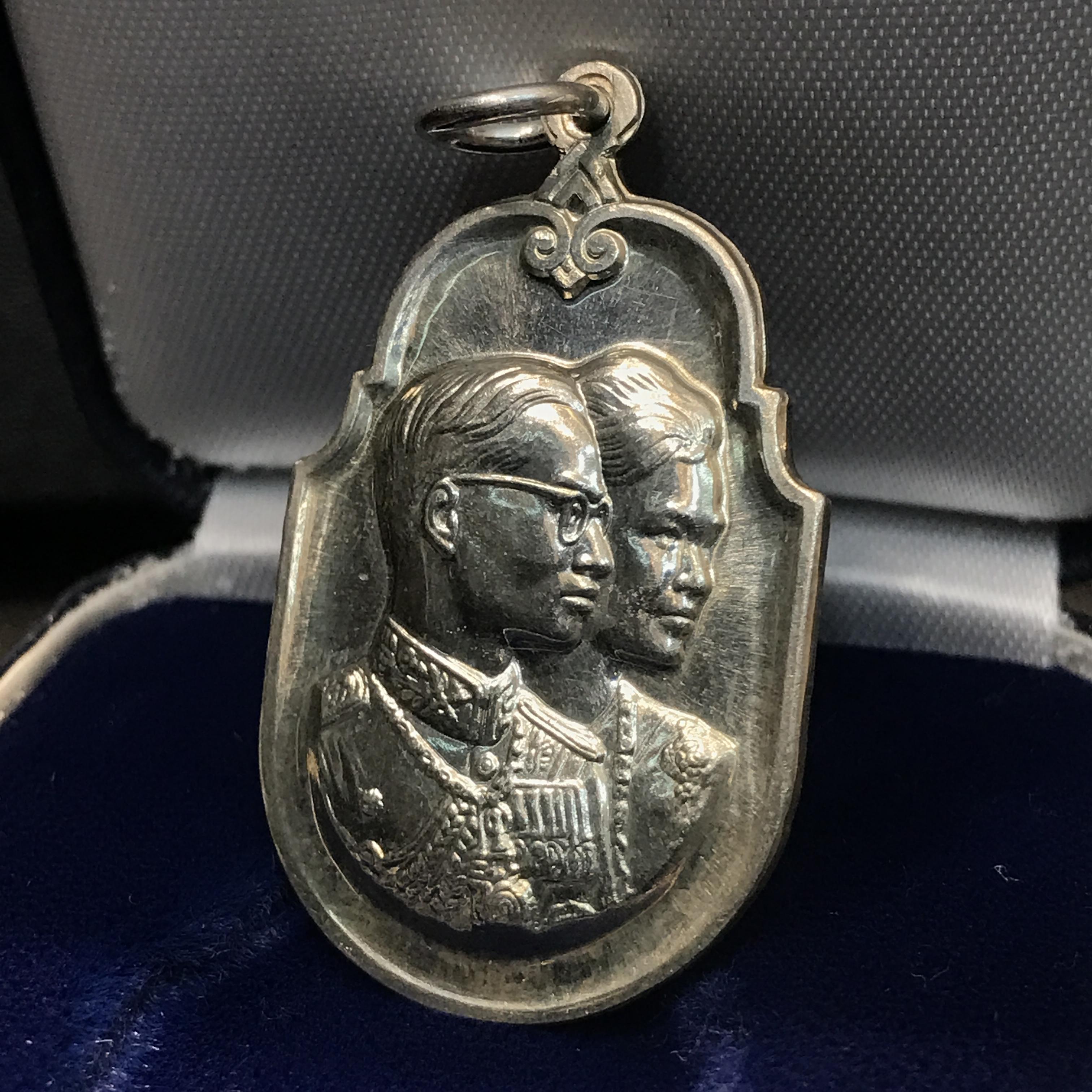 เหรียญสองพระองค์พระราชทาน ภปร. สก. เนื้อเงิน ปี2535 สภาพสวย พร้อมกล่องเดิมๆ หายาก
