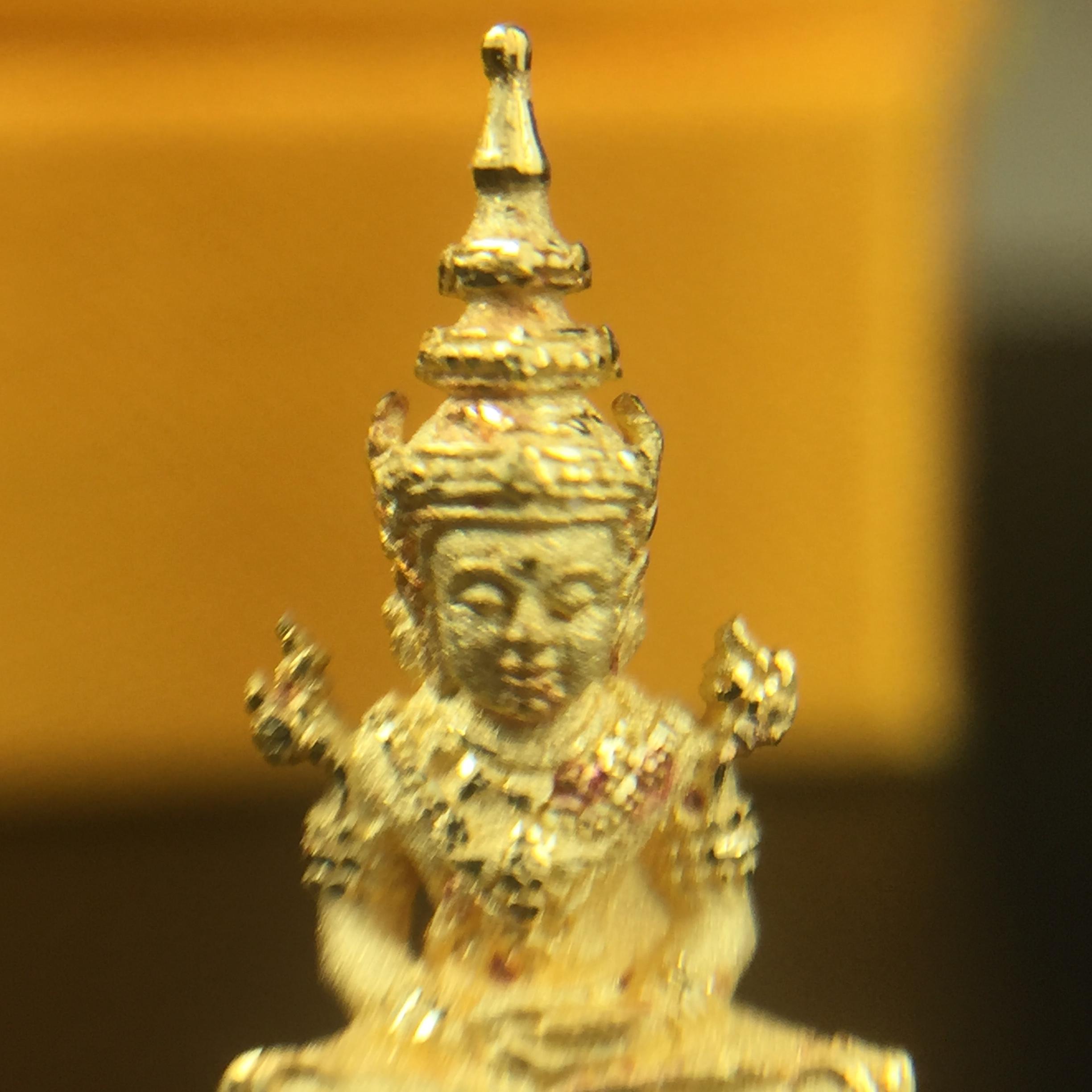 พระแก้วมรกต(จำลอง)ลอยองค์ ขนาดหน้าตัก 1/4 นิ้ว(พิมพ์เล็ก) ทรงเครื่องฤดูร้อน เนื้อทองคำ ตราสัญลักษณ์ฉลองสิริราชสมบัติครบ 60 ปี พ.ศ.2549 (สวย กล่องการ์ดใบรับรอง ครบสมบูรณ์)