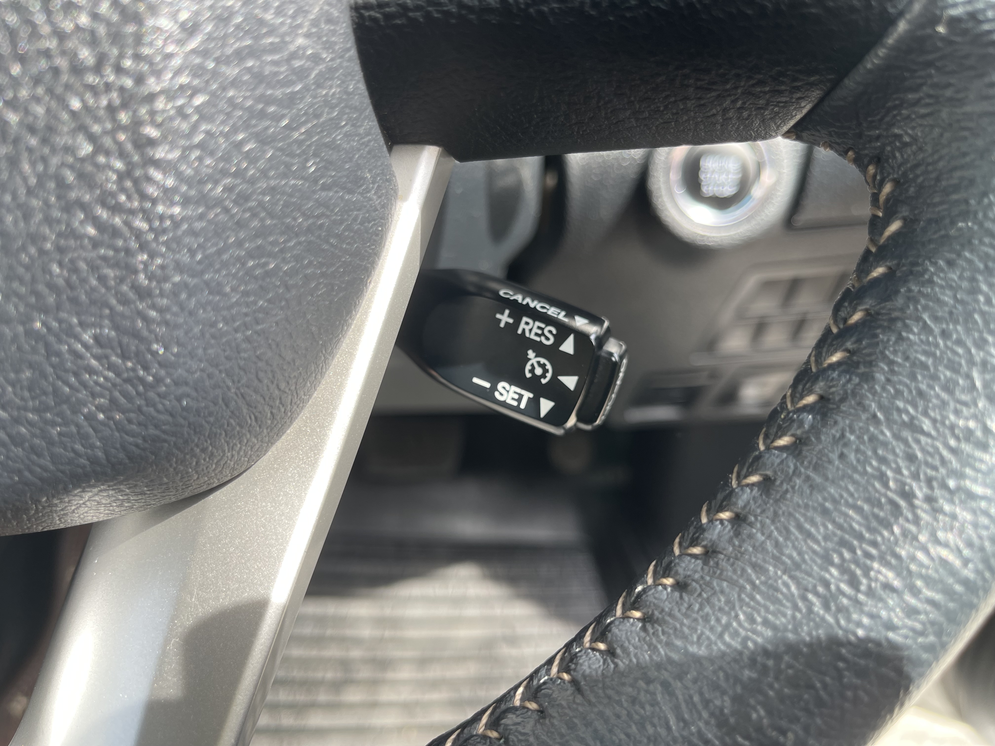 Toyota Fortuner 2.8 V 2WD At 2016 ขาวมุก