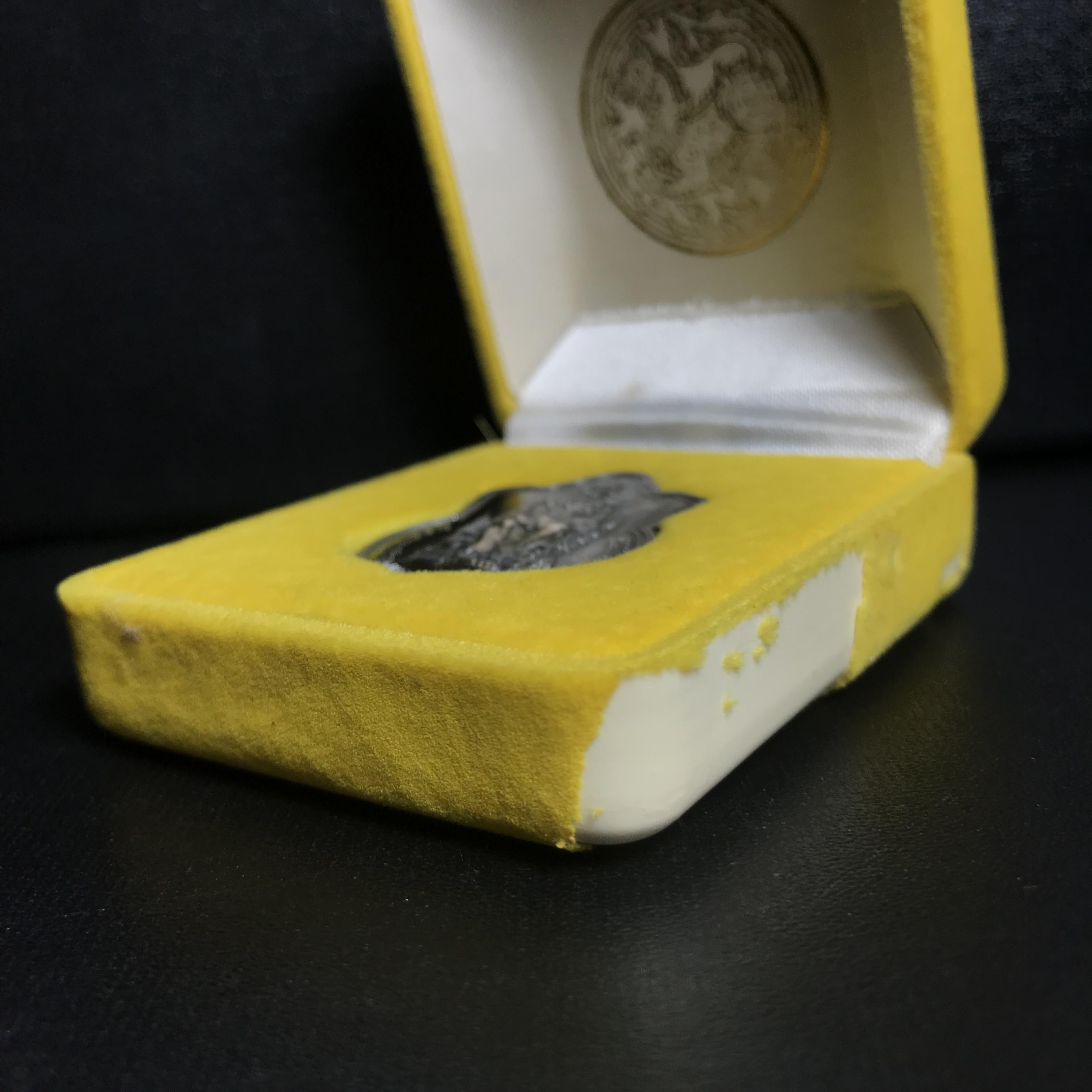 เหรียญพระบาทสมเด็จพระเจ้าอยู่หัว รัชกาลที่9ประทับนั่งบัลลังก์ กระทรวงมหาดไทยจัดสร้าง ปี2539 เนื้อเงินกล่องบรรจุเดิมสภาพสวย เนื้อเงินผิวเดิมขึ้นสีรุ้งธรรมชาติ แบบนิยม หายาก