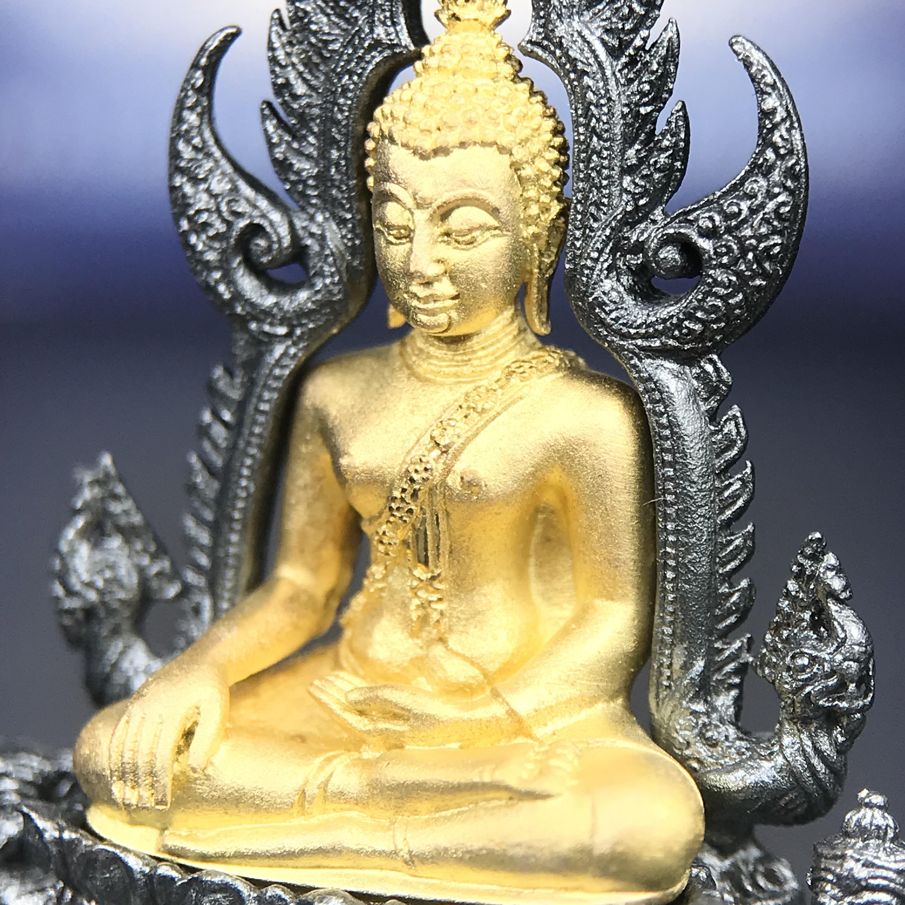 พระพุทธชินราช ภปร. โครงการ เพราะแผ่นดินนี้คือแผ่นดินเกิด เนื้อเงินชุบทองคำซุ้มรมดำ ปี2551 ขนาดหน้าตัก1/2นิ้ว(3.5*2.5 ซม.)ประกอบพิธี ณ พระอุโบสถ วัดพระศรีรัตนศาสดาราม(วัดพระแก้ว)และพระวิหารวัดพระศรีรัตนมหาธาตุวรมหาวิหาร(จ.พิษณุโลก)(สวยงามหายาก)1ใน5000องค์