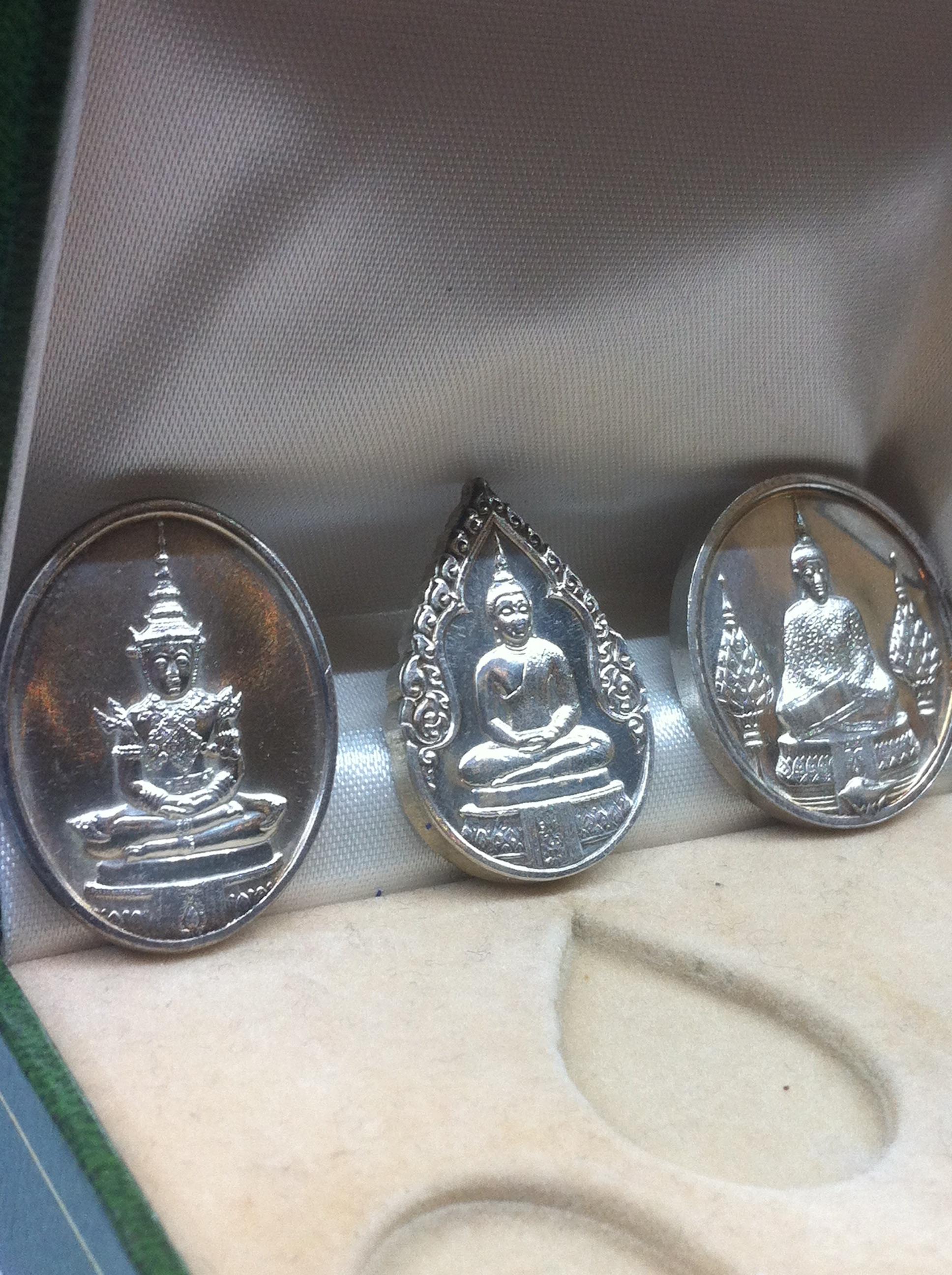 เหรียญพระแก้วมรกต ภปร พระราชศรัทธา ฉลองกรุง 200 ปี เนื้อเงิน ปี 2525(ครบชุด)