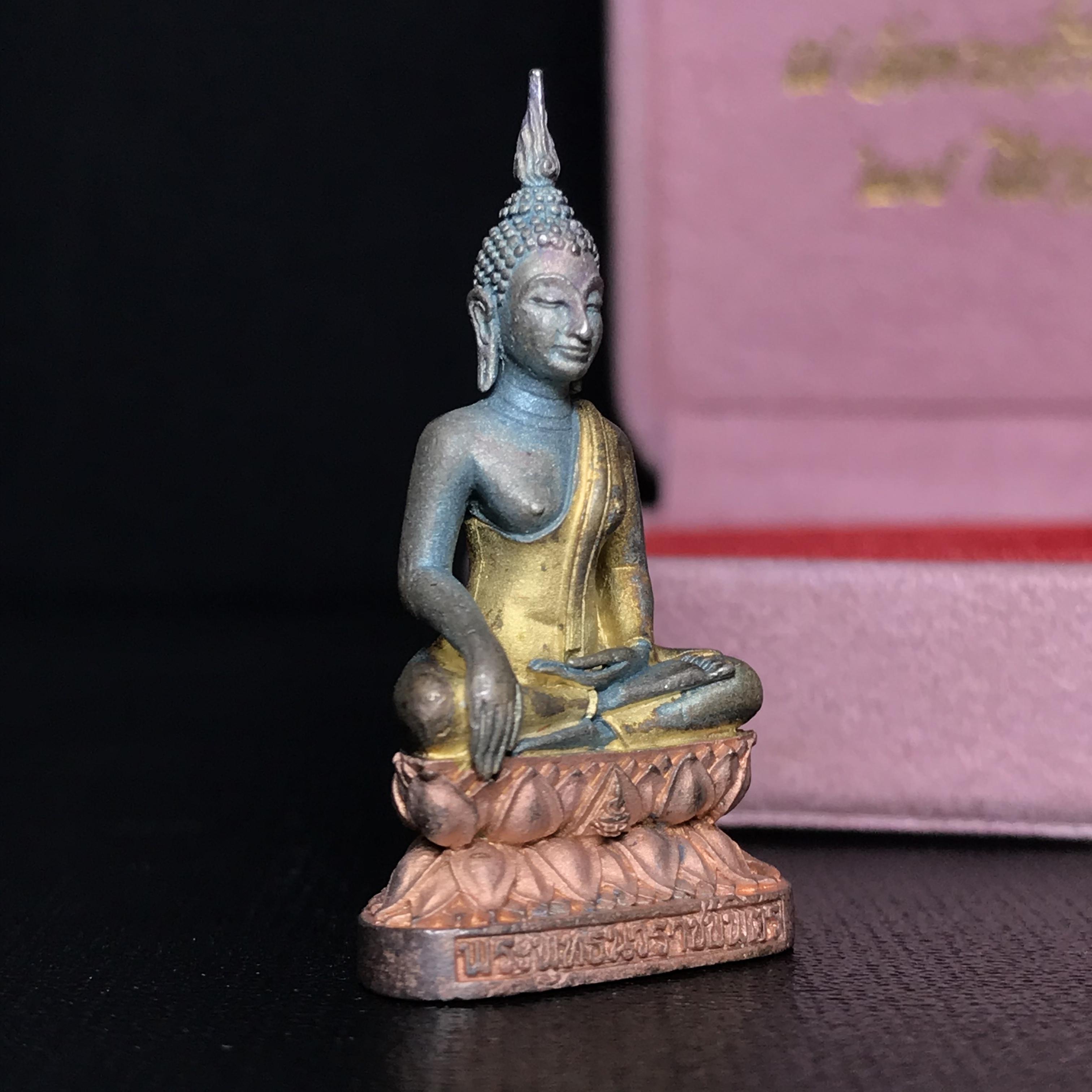 พระกริ่งพระพุทธนวราชบพิตร ครองสิริราชสมบัติครบ 50 ปี พ.ศ.2540 ชุดพระราชทาน(หายาก)เนื้อเงินสามกษัตริย์ผิวเดิมขึ้นสีรุ้งแบบนิยม