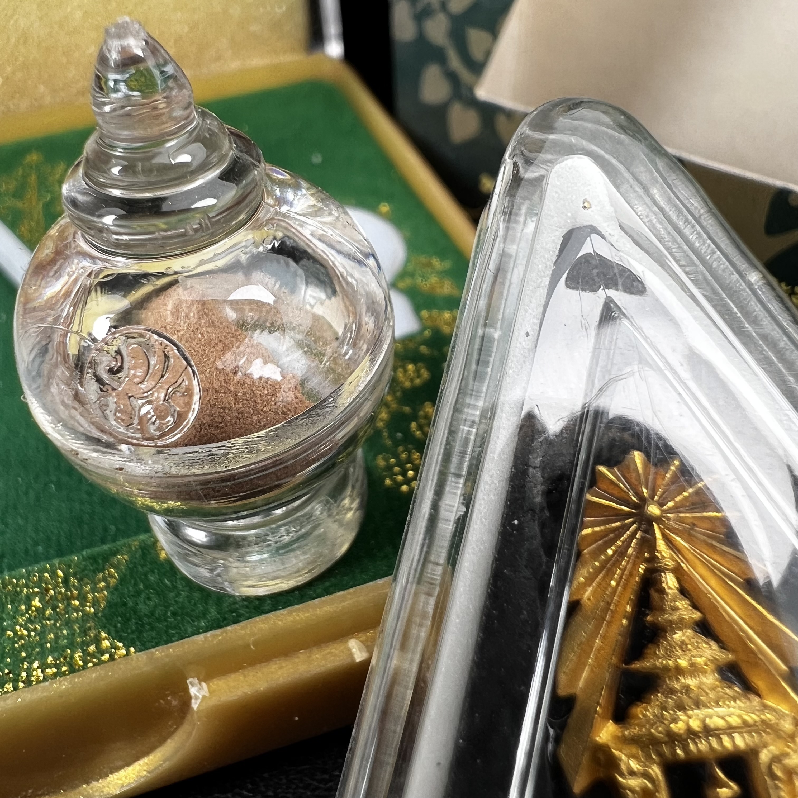 พระพุทธชินราช ภปร. 84พรรษา เนื้อผงปิดทองด้านหน้า หลัง ภ.ป.ร. เนื้อทองคำ(2.6 กรัม) (พระราชทานมวลสาร จิตรลดาและเส้นพระเจ้า(เส้นผม)ในหลวงรัชกาลที่9)พุทธศิลป์ทรงคุณค่าอีกหนึ่งรุ่นยอดนิยม(องค์หมายเลข ๑๑๐๙)1 ใน 3000 องค์ หายาก