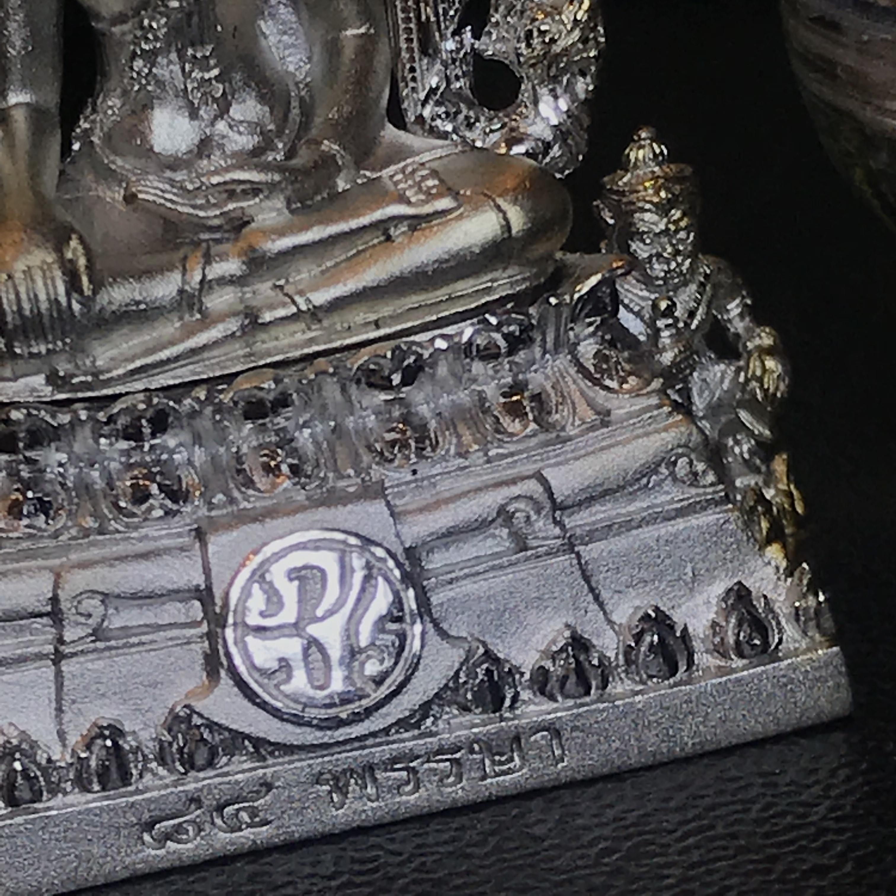 พระพุทธชินราช(จำลอง) ภปร. 84 พรรษา เนื้อเงินชุบทองคำขาว พิมพ์กลางขนาดหน้าตัก 1/2 นิ้ว(1ใน5000องค์) )(พระราชทานมวลสาร จิตรลดาและเส้นพระเจ้า(เส้นผม)รัชกาลที่9)