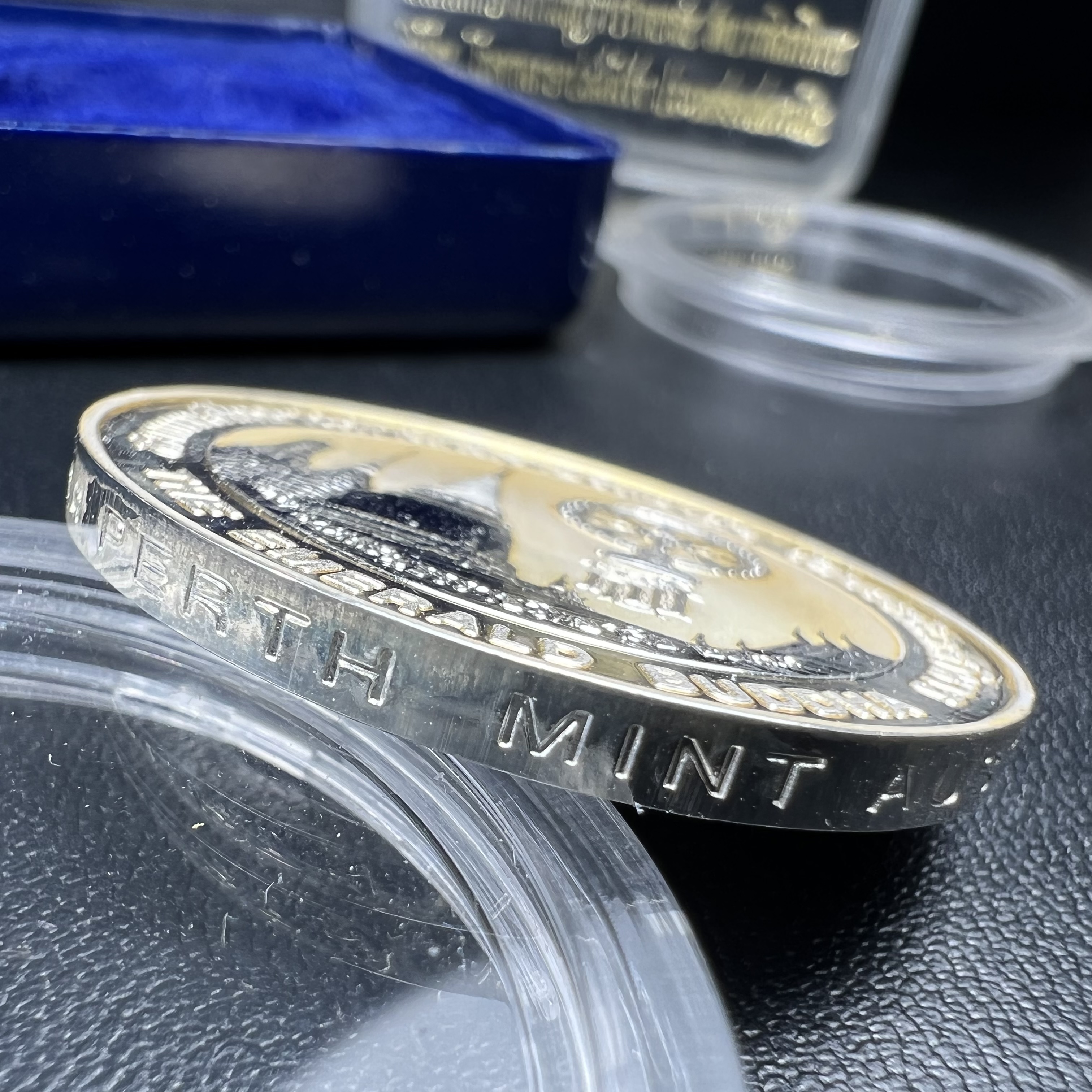 เหรียญพระแก้วมรกต ทรงเครื่องฤดูร้อน หลัง สธ.รุ่นเฉลิมพระเกียรติ สภาการศึกษามหามกุฏราชวิทยาลัย วิทยาเขตสิรินธรราชวิทยาลัย วัดบวรนิเวศวิหาร ปี 2537 เนื้อเงินขัดเงาสามมิติ 99.90%(หายากพบเจอน้อย) ขนาด 3.2 ซม. ผลิตโดย โรงงานกษาปณ์เพิร์ธ ประเทศออสเตรเลีย