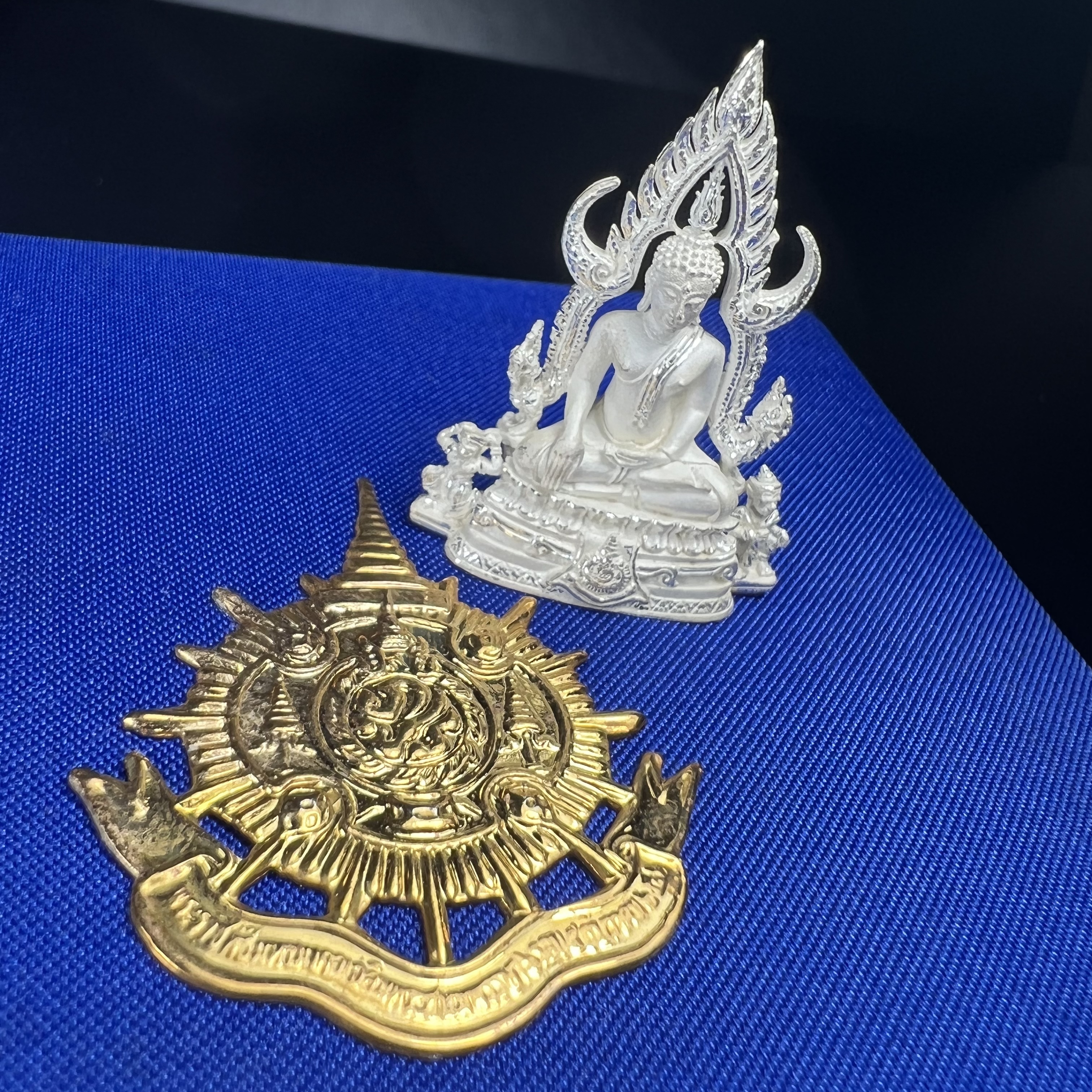 พระพุทธชินราช ภปร. ในวโรกาสพระราชพิธีมหามงคล เฉลิมพระชนมายุ6รอบ 5ธันวาคม2542 มูลนิธิพิทักษ์ดวงตาประชาชน จัดสร้าง เนื้อเงินแบบทรายนวลขัดเงาบางส่วน พิมพ์ใหญ่ ขนาดสูง 3.4 ซม. พร้อมกล่องบรรจุเดิม