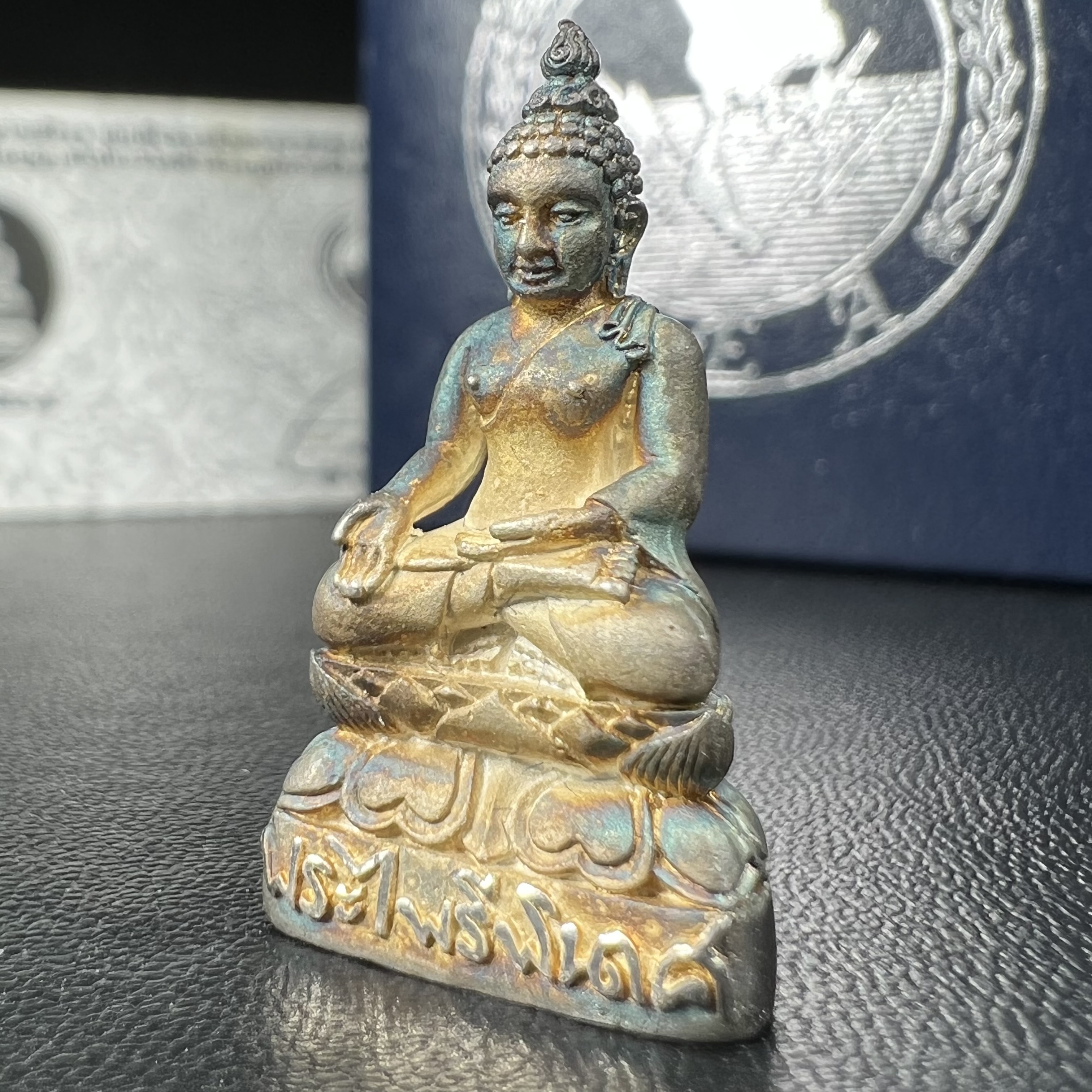 พระกริ่งไพรีพินาศ วัดบวรนิเวศวิหาร ปี2538 การไฟฟ้าส่วนภูมิภาคจัดสร้าง เนื้อเงิน(สภาพผิวเดิม ขึ้นสีรุ้งธรรมชาติ สวยแบบนิยม)พร้อมกล่องบรรจุเดิมและการ์ดใบรับรองเดิมครบสมบูรณ์ หมายเลข 1768