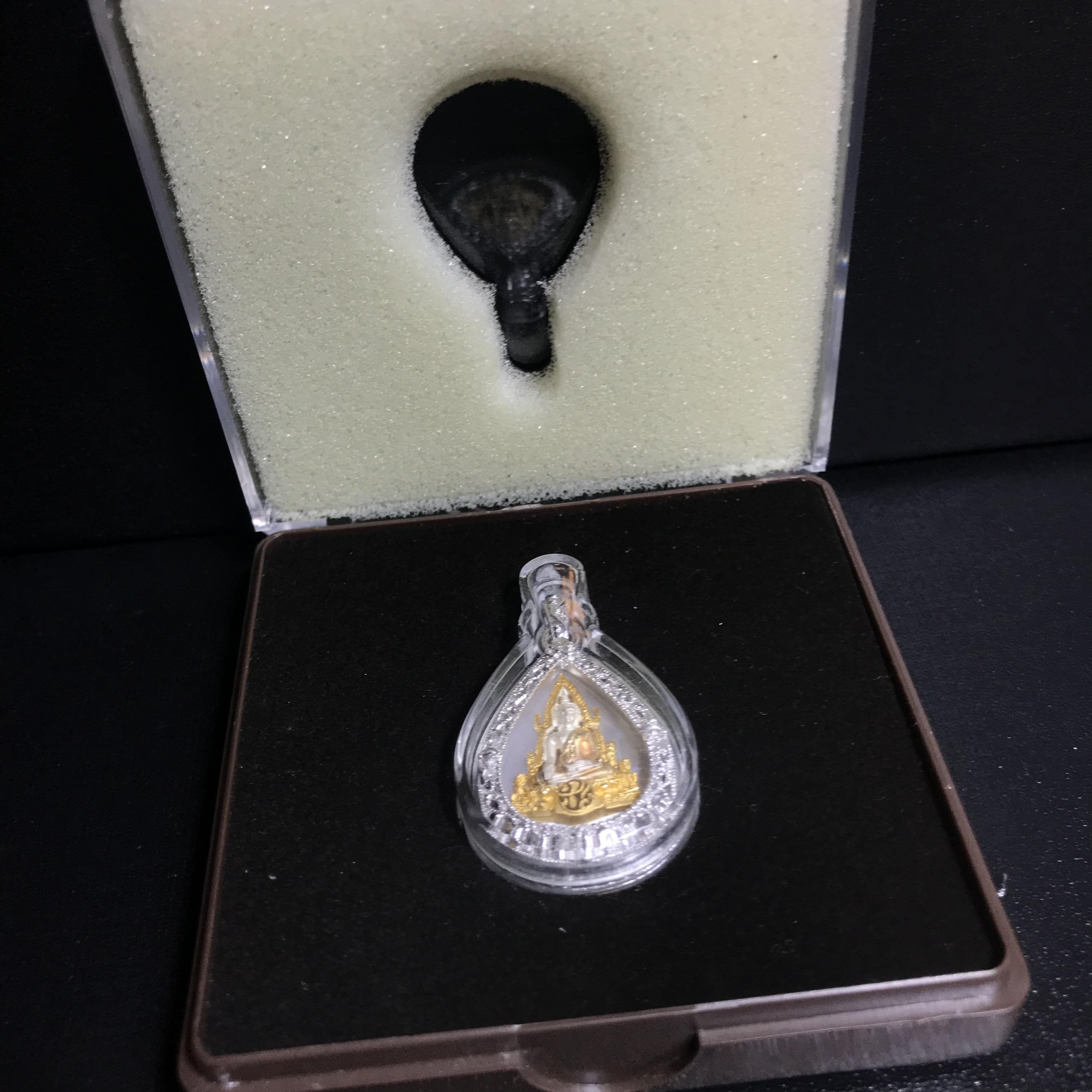 พระพุทธชินราช ภปร. โครงการ "เพราะแผ่นดินนี้ คือ แผ่นดินเกิด" ปี2548(รุ่นแรก) เหรียญทรงหยดน้ำ ขนาด 21 x 31 มม. เนื้อเงินสามกษัตริย์