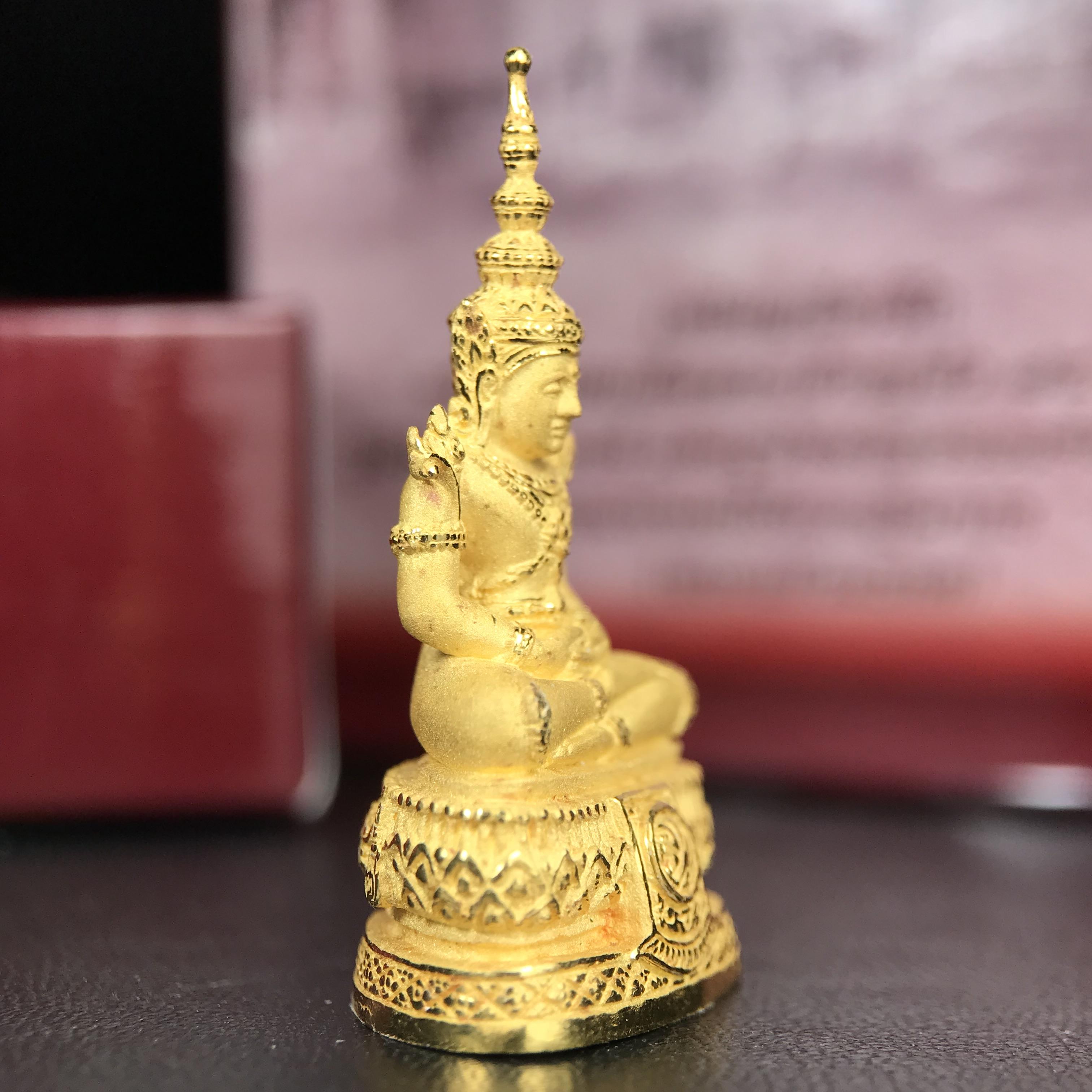 พระแก้วมรกต ภปร.(รุ่นแรก) ปี2545 รุ่นฉลองกรุงรัตนโกสินทร์ครบ 220 ปี พิมพ์ลอยองค์ใหญ่ เนื้อทองคำบริสุทธิ์ 96.5%(15.2 กรัม) ขนาด 19*35 มม.ครบสมบูรณ์(องค์หมายเลข ๓๓)(เลขคู่สวย)สุดยอดมงคลแผ่นดินที่ควรเก็บรักษา บูชาเป็นมงคลชีวิต(สวยงามและหายากมาก)(1ใน1000องค์)