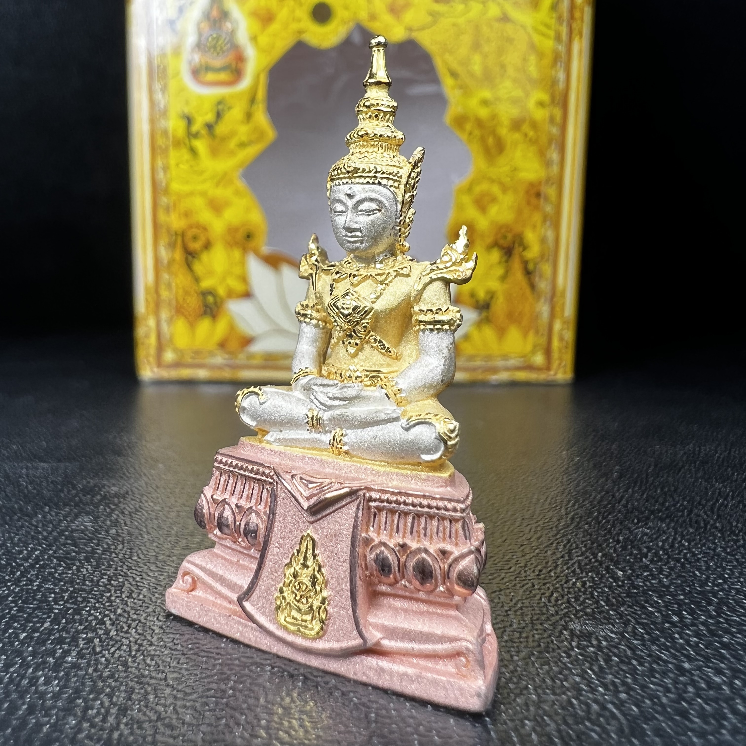 พระแก้วมรกต(จำลอง)ลอยองค์ ขนาดหน้าตัก 1/2 นิ้ว ทรงเครื่องฤดูร้อน เนื้อเงินสามกษัตริย์ ตราสัญลักษณ์ฉลองสิริราชสมบัติ ครบ 60 ปี พ.ศ.2549(สภาพสวย ครบ สมบูรณ์)