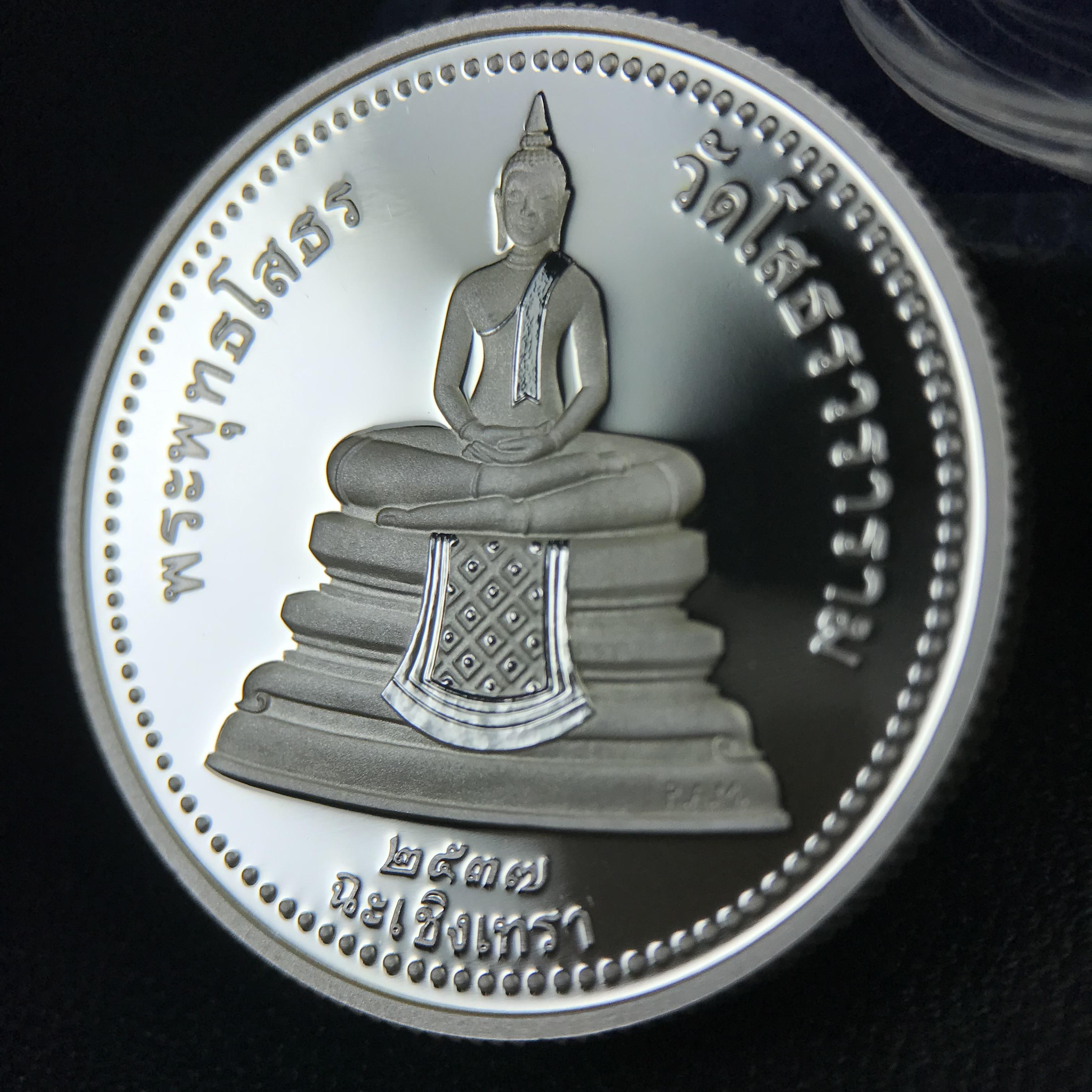 เหรียญพระพุทธโสธร 2 หน้า วัดโสธรวรารามวรวิหาร จ.ฉะเชิงเทรา ปี 2537เนื้อเงินขัดเงาสองหน้า ขนาด 2.8 ซ.ม. บล็อกนอก ผลิตที่โรงกษาปณ์ Royal Australian Mint ประเทศออสเตรเลีย พร้อมกล่องบรรจุเดิม สภาพสวย