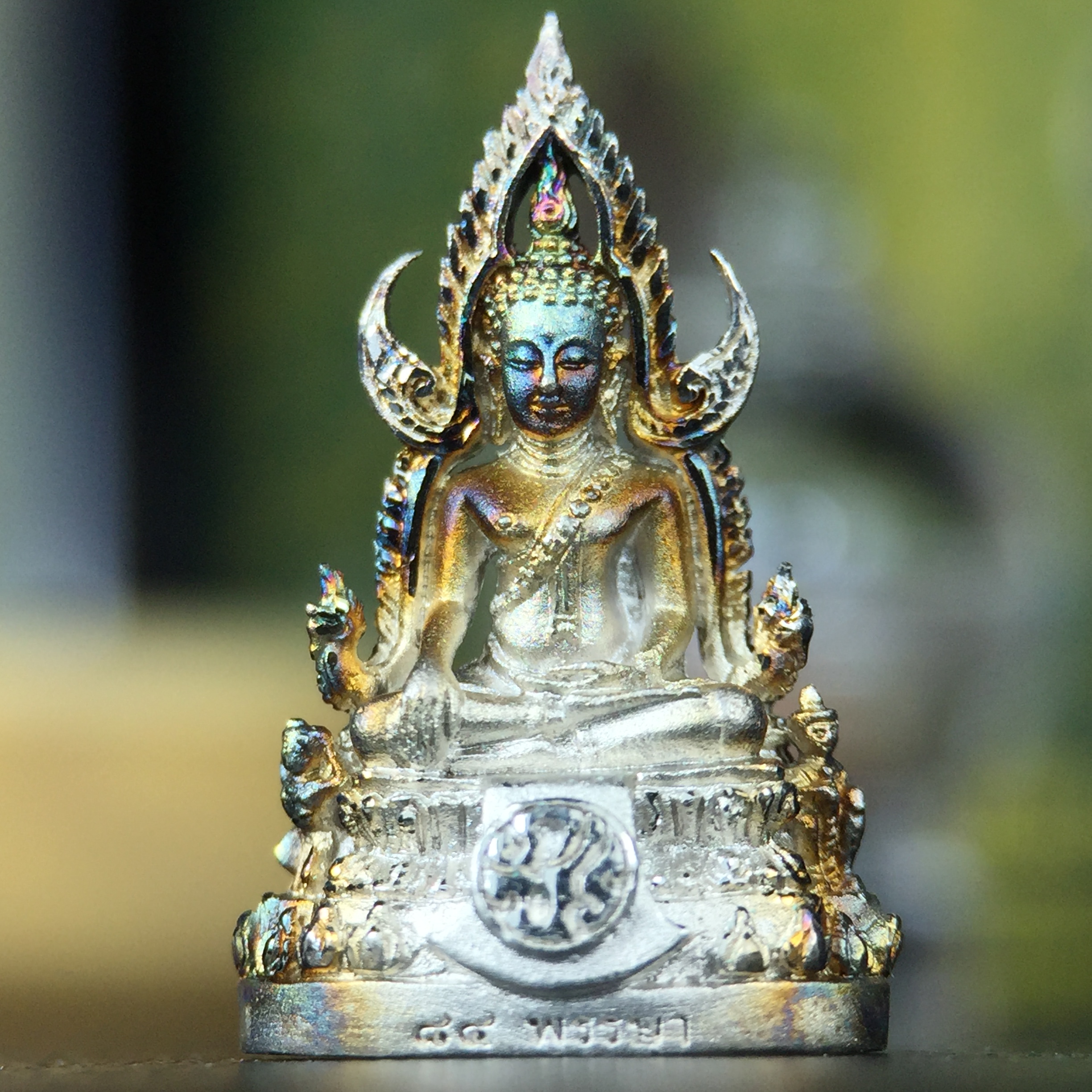 พระพุทธชินราช(จำลอง) ภปร. 84 พรรษา เนื้อเงินชุบทองคำขาว พิมพ์เล็กขนาดหน้าตัก 1/4 นิ้ว (สภาพผิวเดิมสวย ขึ้นสีรุ้งธรรมชาติ แบบนิยม)(พระราชทานมวลสาร จิตรลดาและเส้นพระเจ้า(เส้นผม))