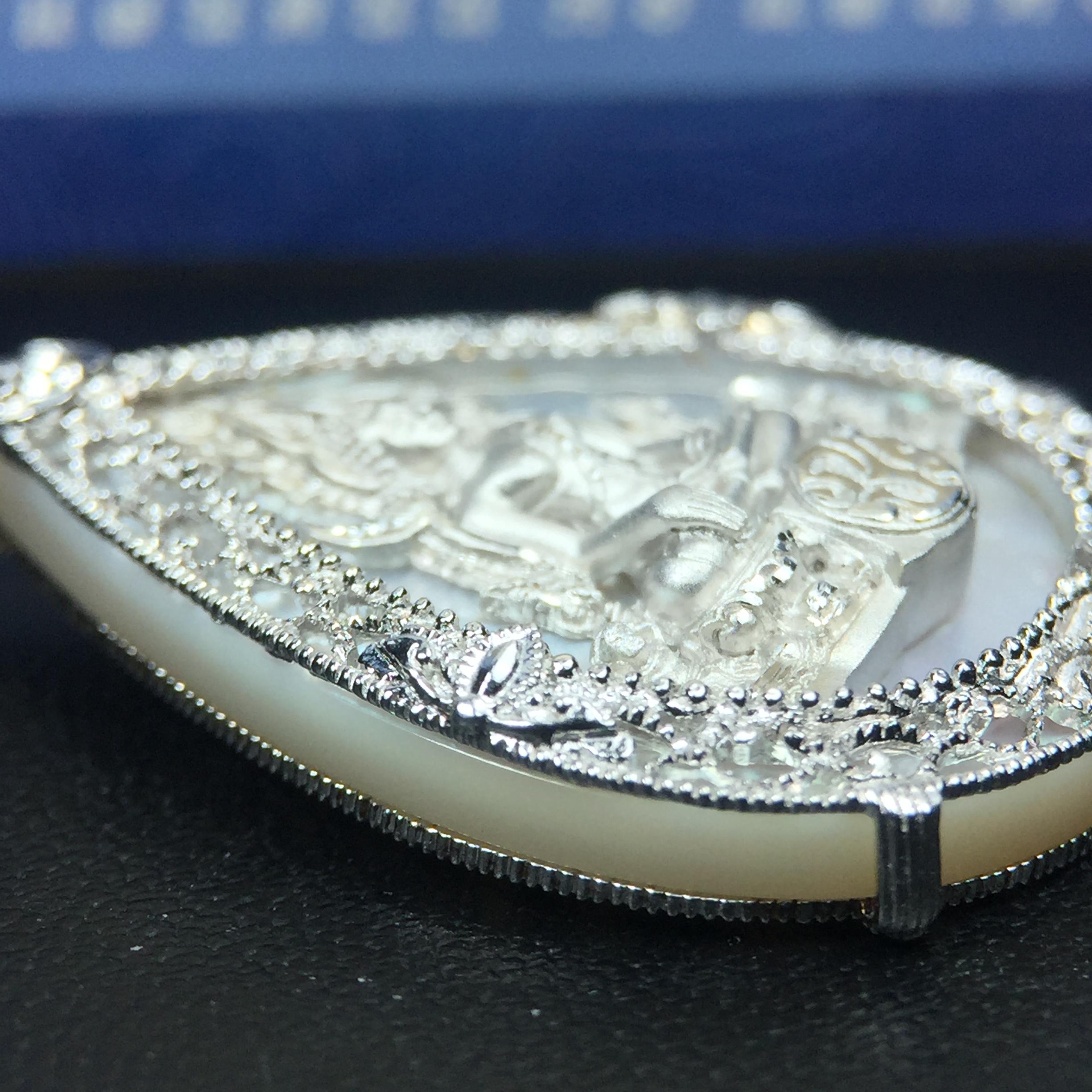 เหรียญพระพุทธชินราช ภปร. โครงการ เพราะแผ่นดินนี้คือแผ่นดินเกิด ปี 2551 รูปหยดน้ำ เนื้อเงินชุบทองคำขาว(ล้อมด้วยกรอบเงินชุบทองคำขาวสลักเสลาเป็นลวดลายละเอียดอ่อน ส่วนพื้นองค์พระเป็นเปลือกหอยมุขสวยงดงาม )(ขนาด 21 x 29 มม.) (สวยงามหายาก)1ใน5000องค์