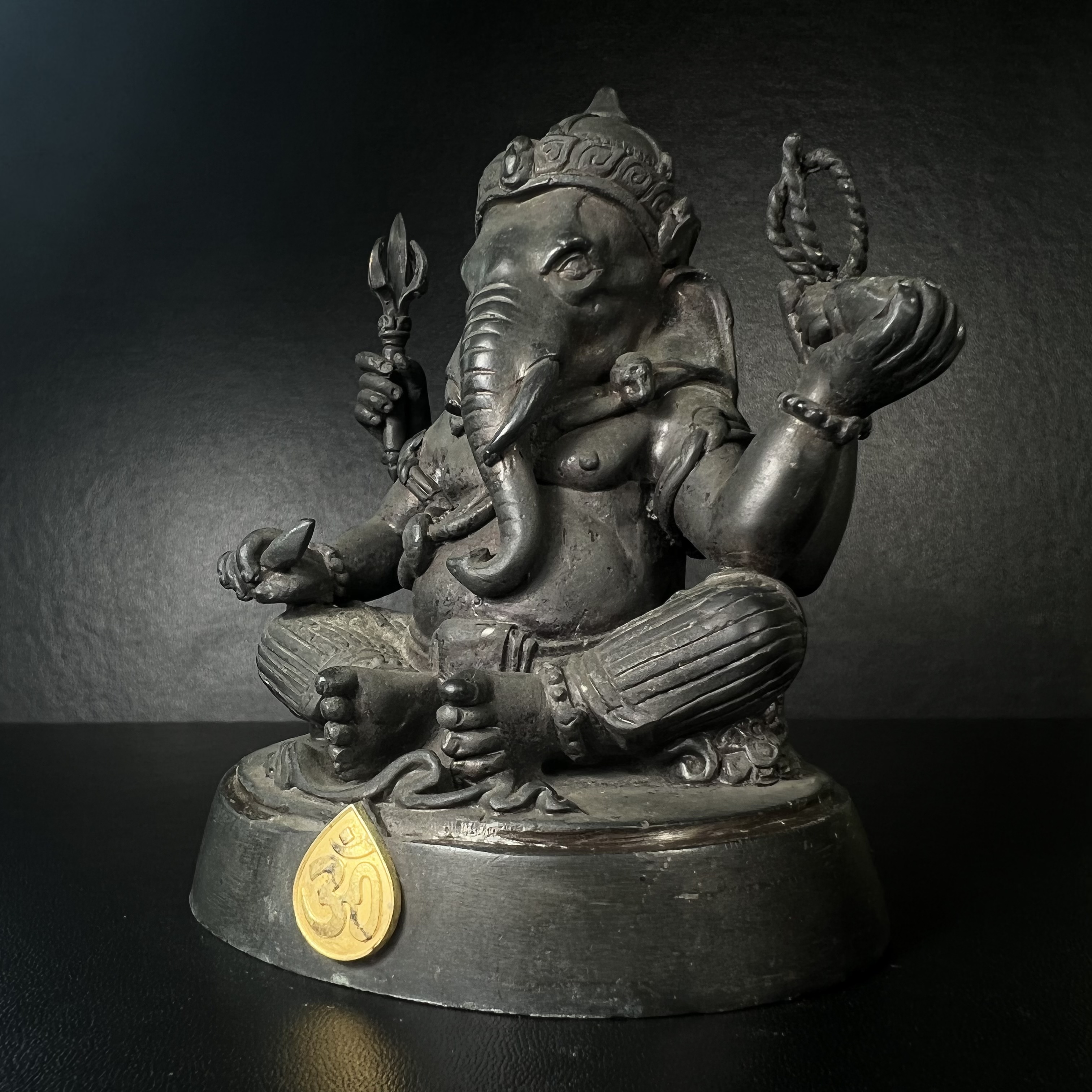 พระพิฆเนศ กรมศิลปากร ปี2547 ขนาดบูชาหน้าตัก 3 นิ้ว โลหะผสมเนื้อดี มีโค๊ดหมายเลขกำกับNo.993 (1 ใน 5000 องค์)รุ่นยอดนิยมหายาก