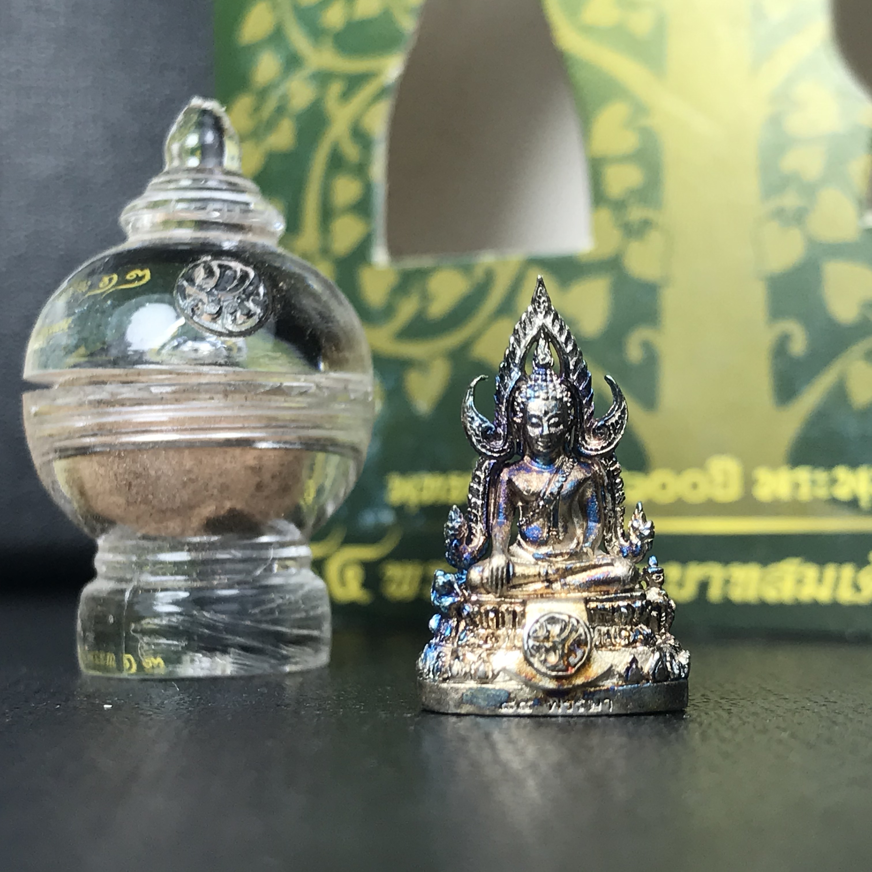 พระพุทธชินราช(จำลอง) ภปร. 84 พรรษา เนื้อเงินชุบทองคำขาว พิมพ์เล็กขนาดหน้าตัก 1/4 นิ้ว (สภาพผิวเดิมสวย ขึ้นสีรุ้งธรรมชาติ แบบนิยม)(พระราชทานมวลสาร จิตรลดาและเส้นพระเจ้า(เส้นผม))