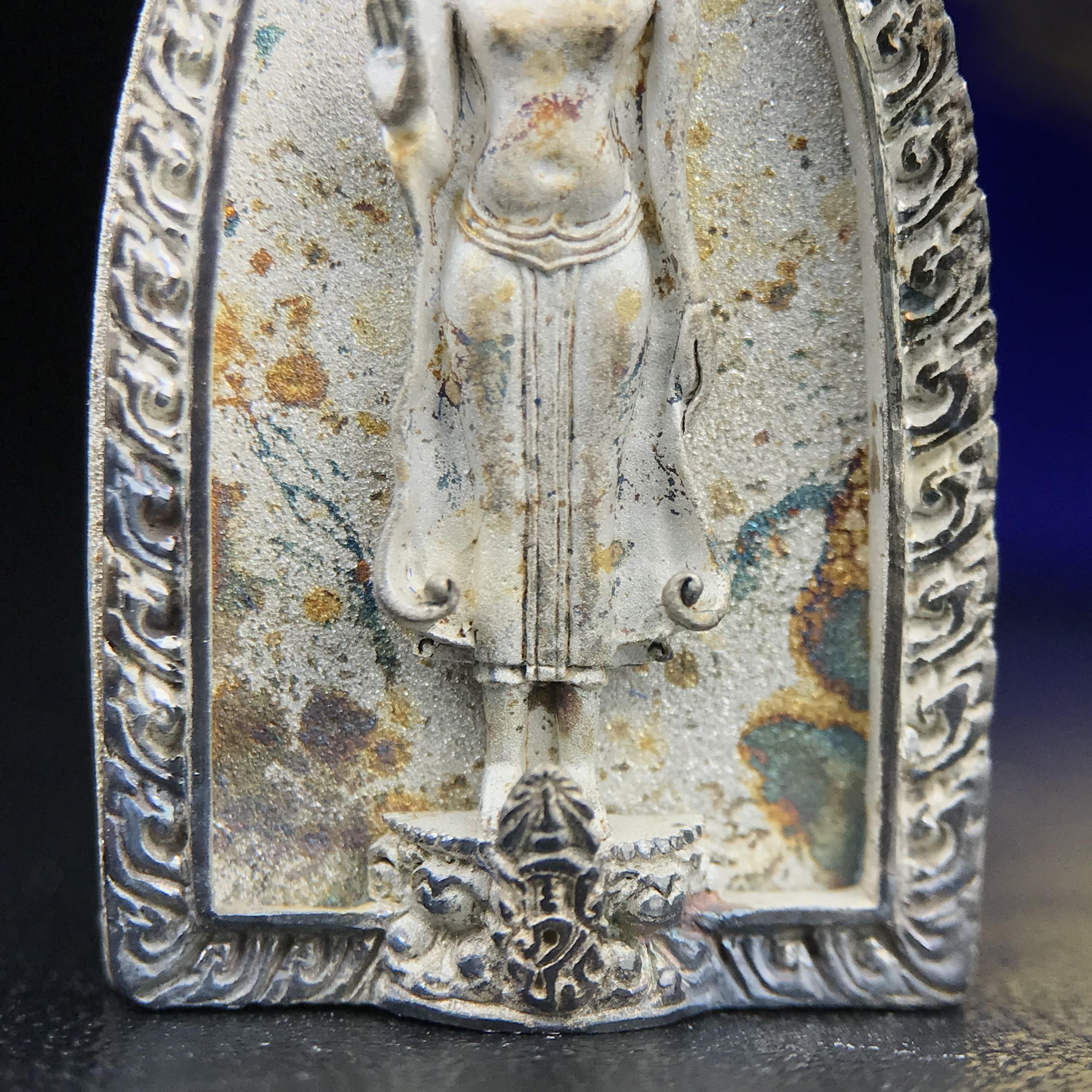 พระพุทธกาญจนพรสยามภูมิ ภปร. ปี 2539 เนื้อเงินพื้นทรายประกาย(ผิวเดิมสวย) พิมพ์ทรงใบขนุน ขนาด3.2ซม. พระพุทธรูปประจำพระชนมวาร รัชกาลที่9 ทรงโปรดเกล้าให้วิทยาลัยป้องกันราชอาณาจักร(วปอ.)สร้างในวโรกาสทรงครองสิริราชสมบัติครบ50ปี พ.ศ.2539(1ใน5000องค์)