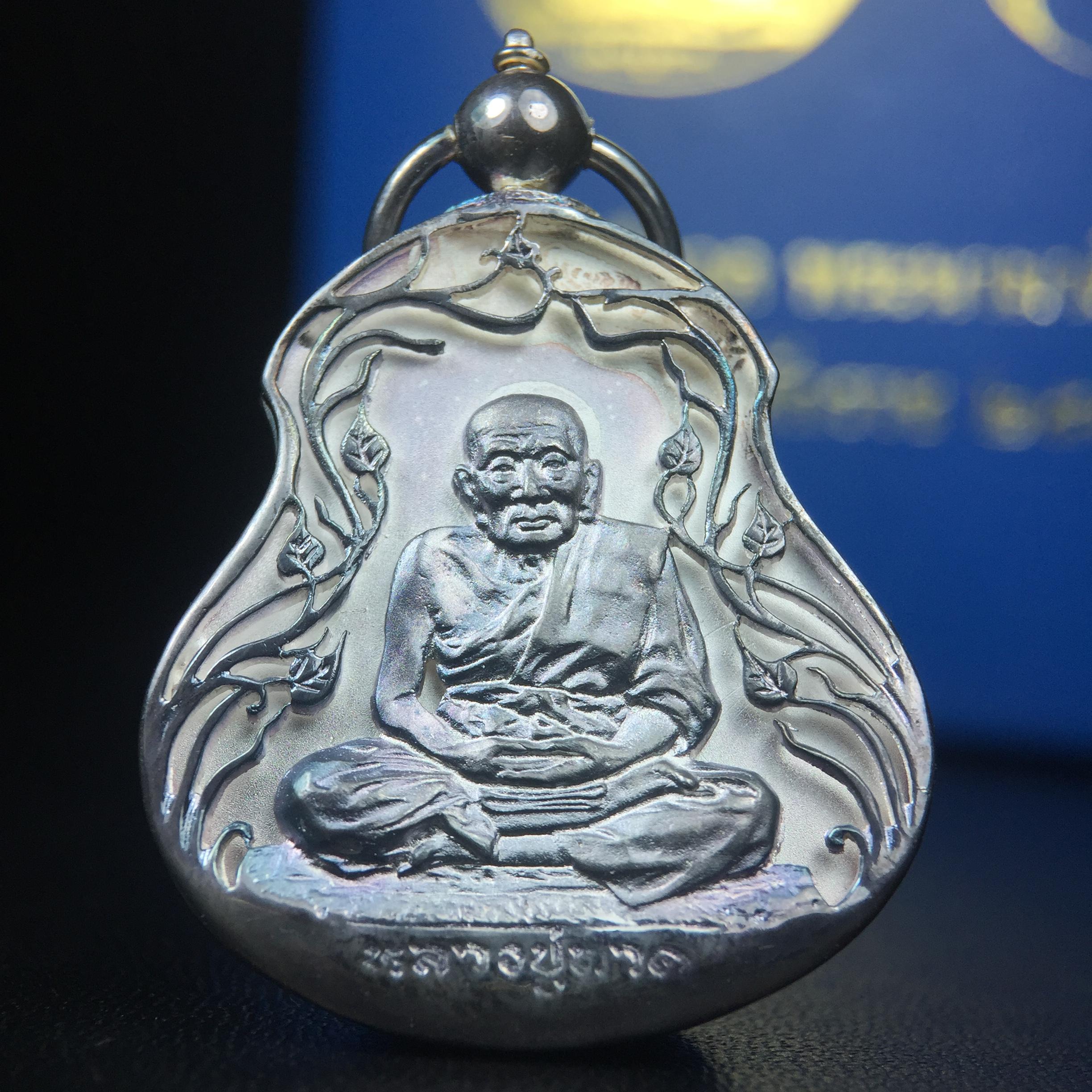 เหรียญหลวงปู่ทวด พระนามาภิไธย สก. แบบงานฉลุโบราณ(HAND MADE) ปี 2544 เนื้อเงิน(ผิวเดิมขึ้นสีรุ้งธรรมชาติสวยมาก) พิธีปลุกเสก ณ อุโบสถวัดช้างให้ และ พิธีมังคลาภิเษก ณ พระอุโบสถ วัดพระศรีรัตนศาสดาราม(วัดพระแก้ว) (1 ใน 2000 เหรียญ)พบเจอน้อยหายากมาก